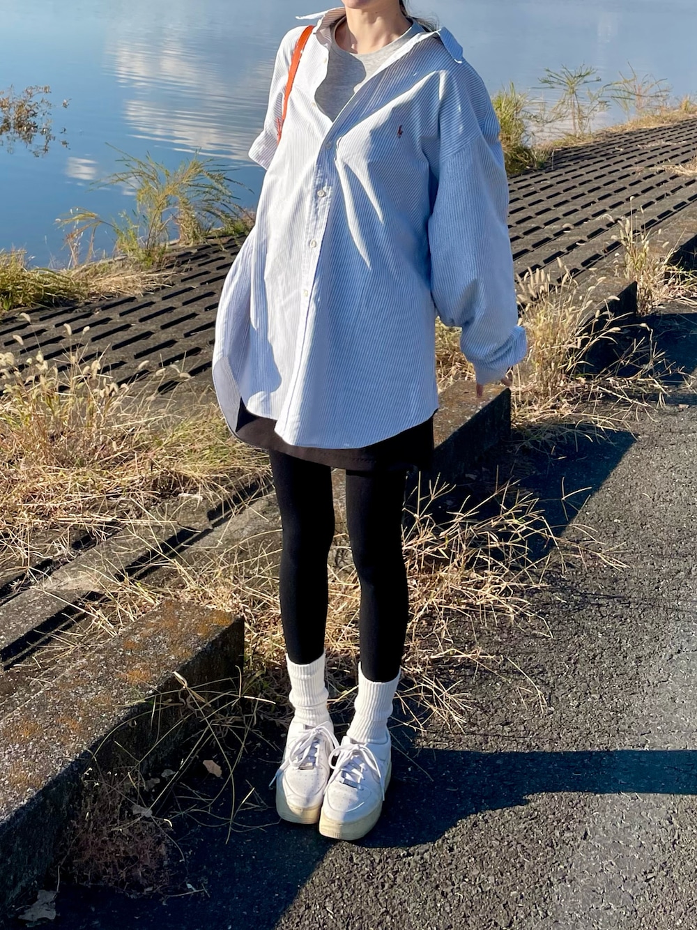 「WEARハロウィン2022、秋のコーデ、今日のコーデ、秋服、プチプラ、ゆったりコーデ、スカートコーデ、今日の服、NIKE、ストライプ、シャツスタイル、タイツ×靴下、エアフォースワン」｜「NIKEのNIKE W AF1 SAGE LOW (WHITE/WHITE-WHITE)【SP】（スニーカー、ホワイト系）」を使った、三葉さん（レディース・165cm）の秋コーディネートの1枚目の写真