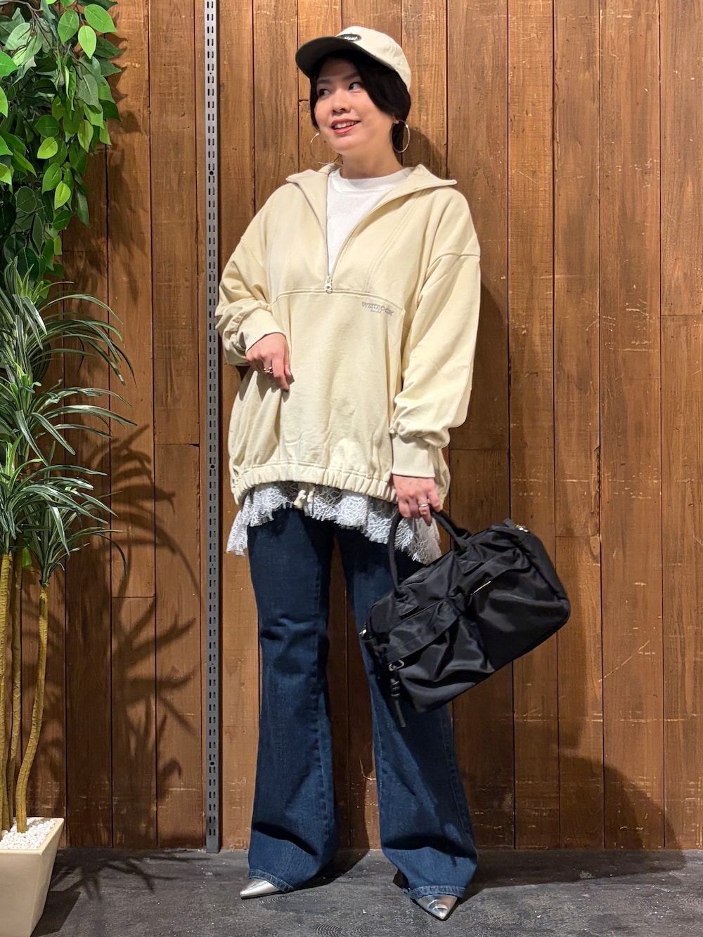 ブルー系のデニムパンツ、ホワイト系のTシャツ/カットソー、ベージュ系のスウェットを着用したレディースの秋コーディネートの1枚目の写真