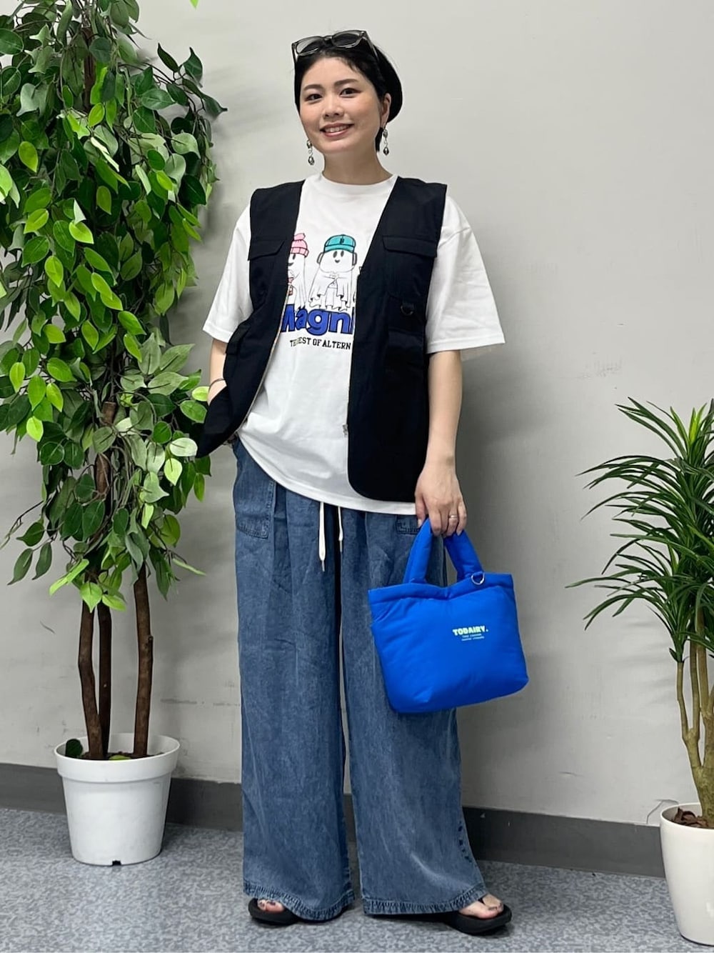 ホワイト系のTシャツ/カットソー、ブラック系のシャツ/ブラウス、ブルー系のデニムパンツを着用したレディースの春コーディネートの1枚目の写真