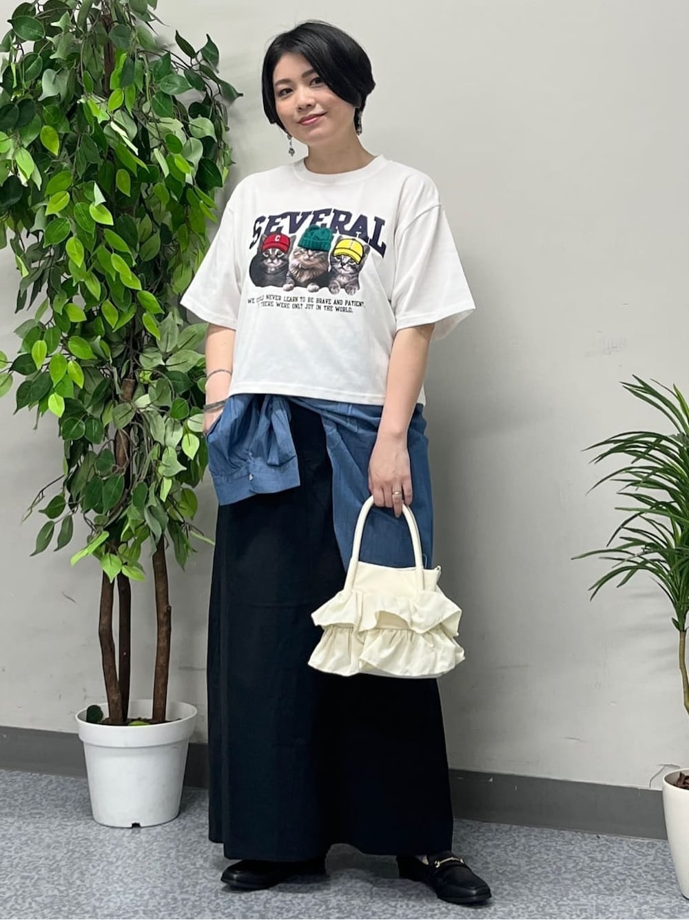 ホワイト系のTシャツ/カットソー、ブラック系のスカート、ブルー系のシャツ/ブラウスを着用したレディースの夏コーディネートの1枚目の写真
