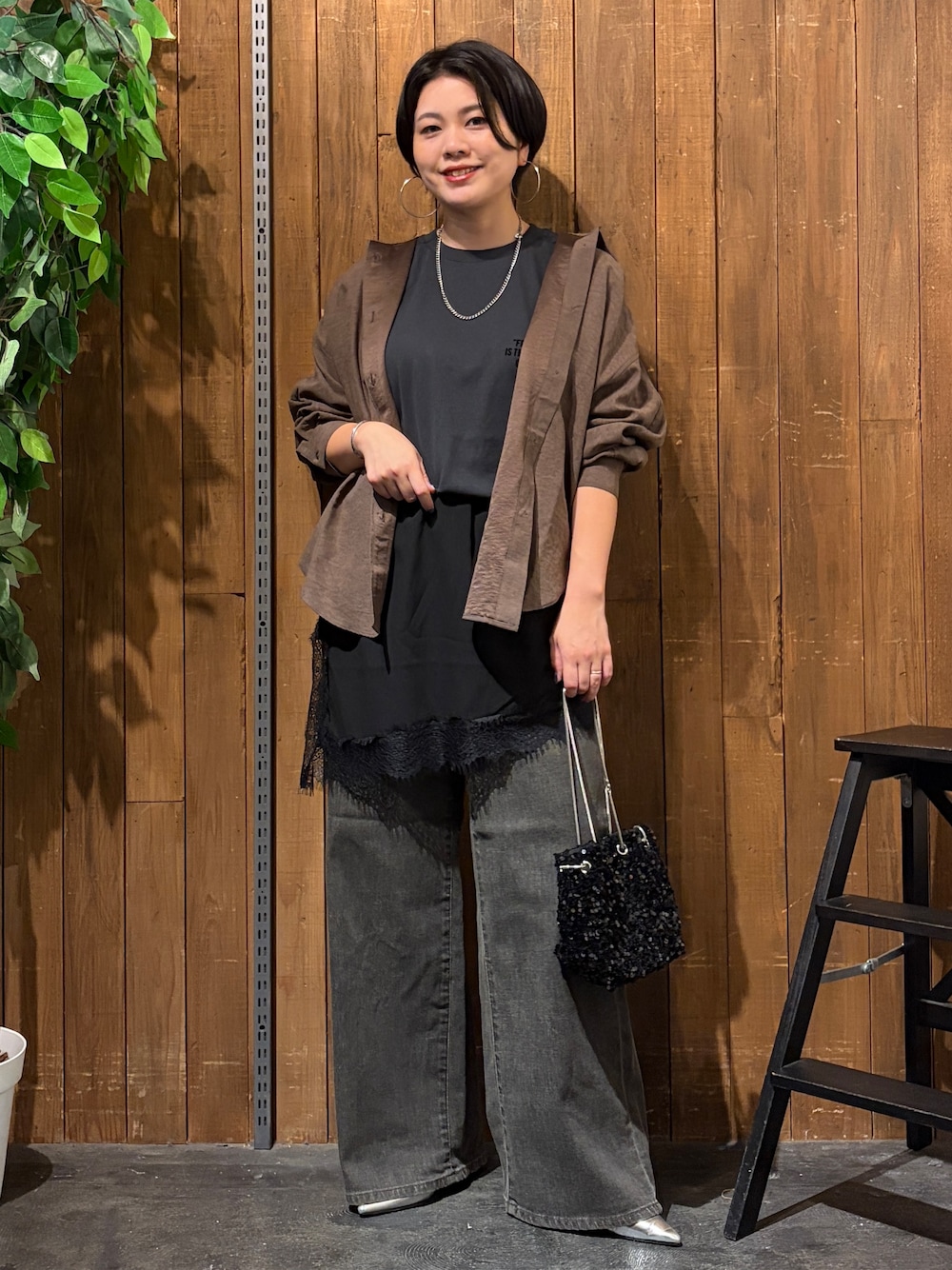 ブラウン系のシャツ/ブラウス、ブラウン系のその他パンツ、ブラック系のベルトを着用したレディースの秋コーディネートの1枚目の写真
