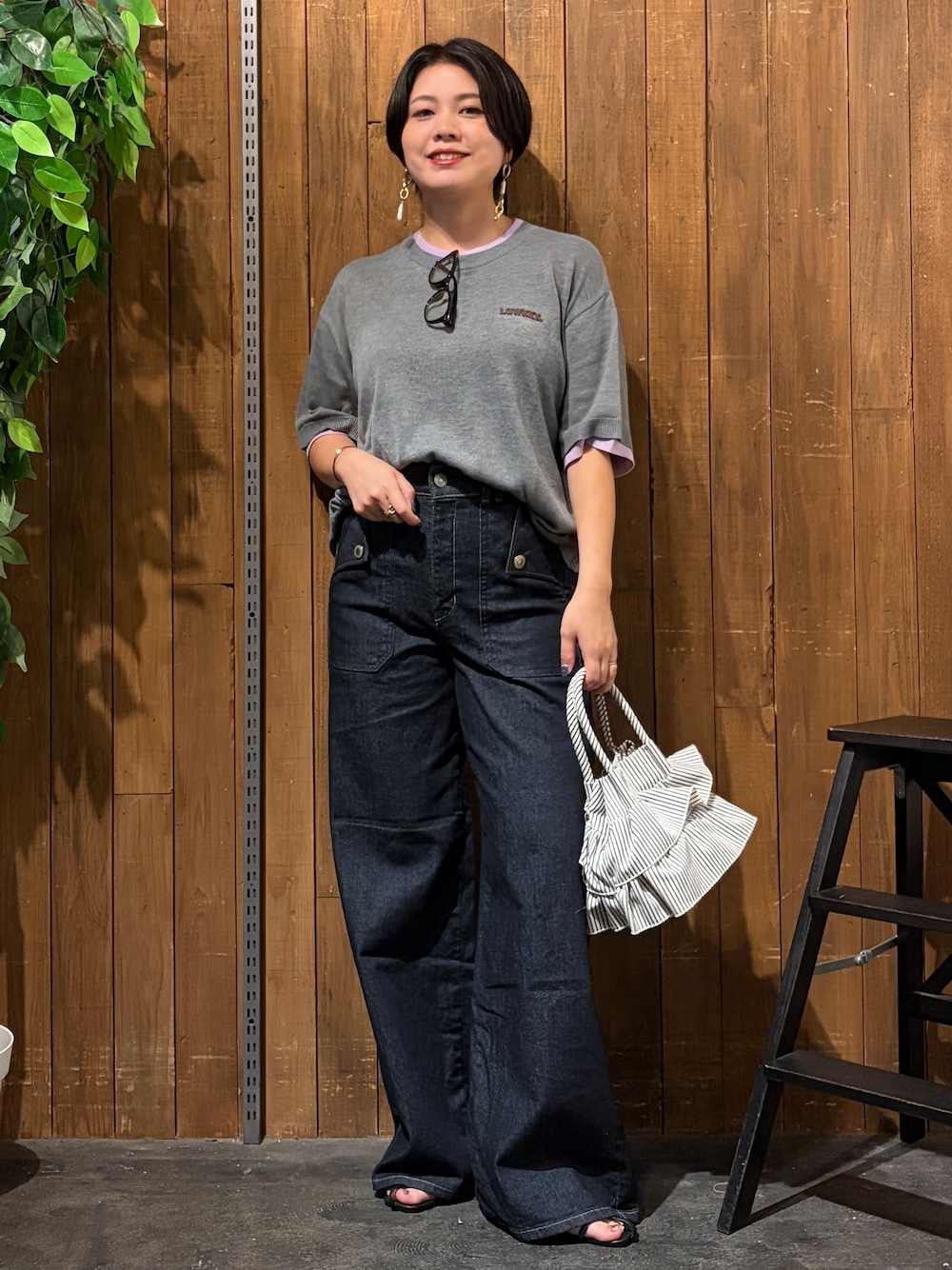 ブルー系のその他パンツ、グレー系のニット/セーター、ホワイト系のショルダーバッグを着用したレディースの夏コーディネートの1枚目の写真