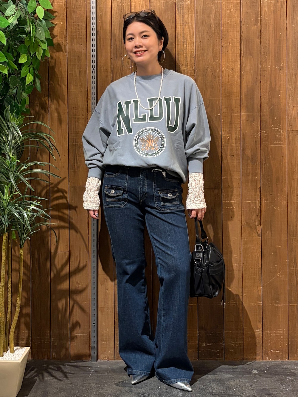 ホワイト系のTシャツ/カットソー、ブルー系のデニムパンツ、ブルー系のスウェットを着用したレディースの秋コーディネートの1枚目の写真