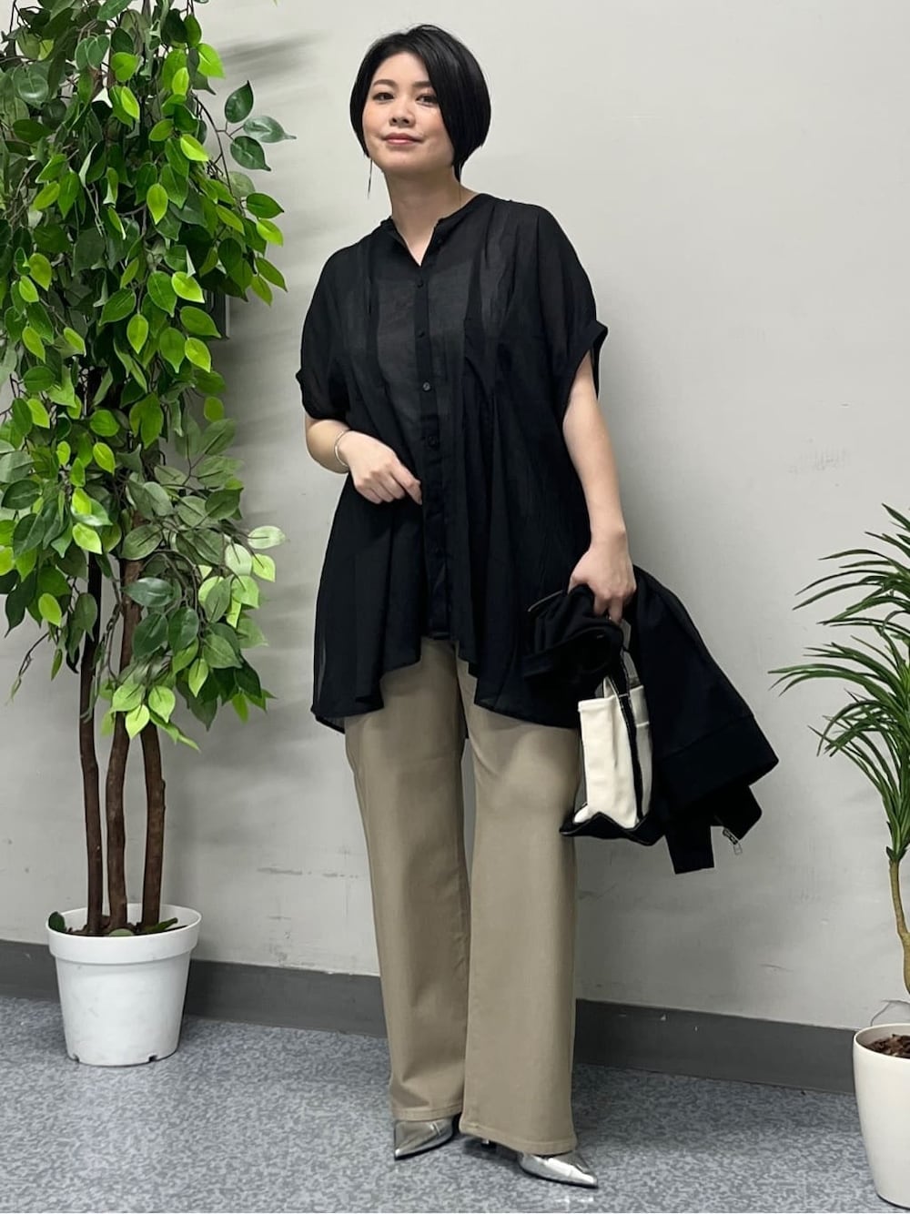 ブラック系のカーディガン/ボレロ、ブラック系のシャツ/ブラウス、ベージュ系のその他パンツを着用したレディースの春コーディネートの1枚目の写真