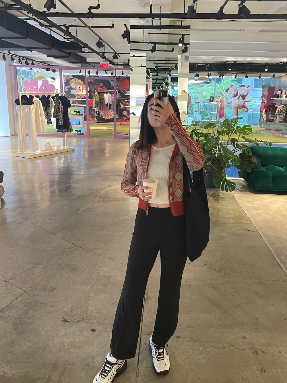 「秋服、シンプルコーデ、秋冬、秋カラー、モノトーンコーデ、シンプルスタイル、カラーコーデ、ニットパーカー、トートバッグ、スニーカーコーデ、オレンジ、フレアパンツ、スニーカー、休日スタイル、ストリート」｜「URBAN OUTFITTERSのアイテム（トップス、レッド系）」を使った、NAOさん（レディース・157cm）の秋コーディネートの1枚目の写真