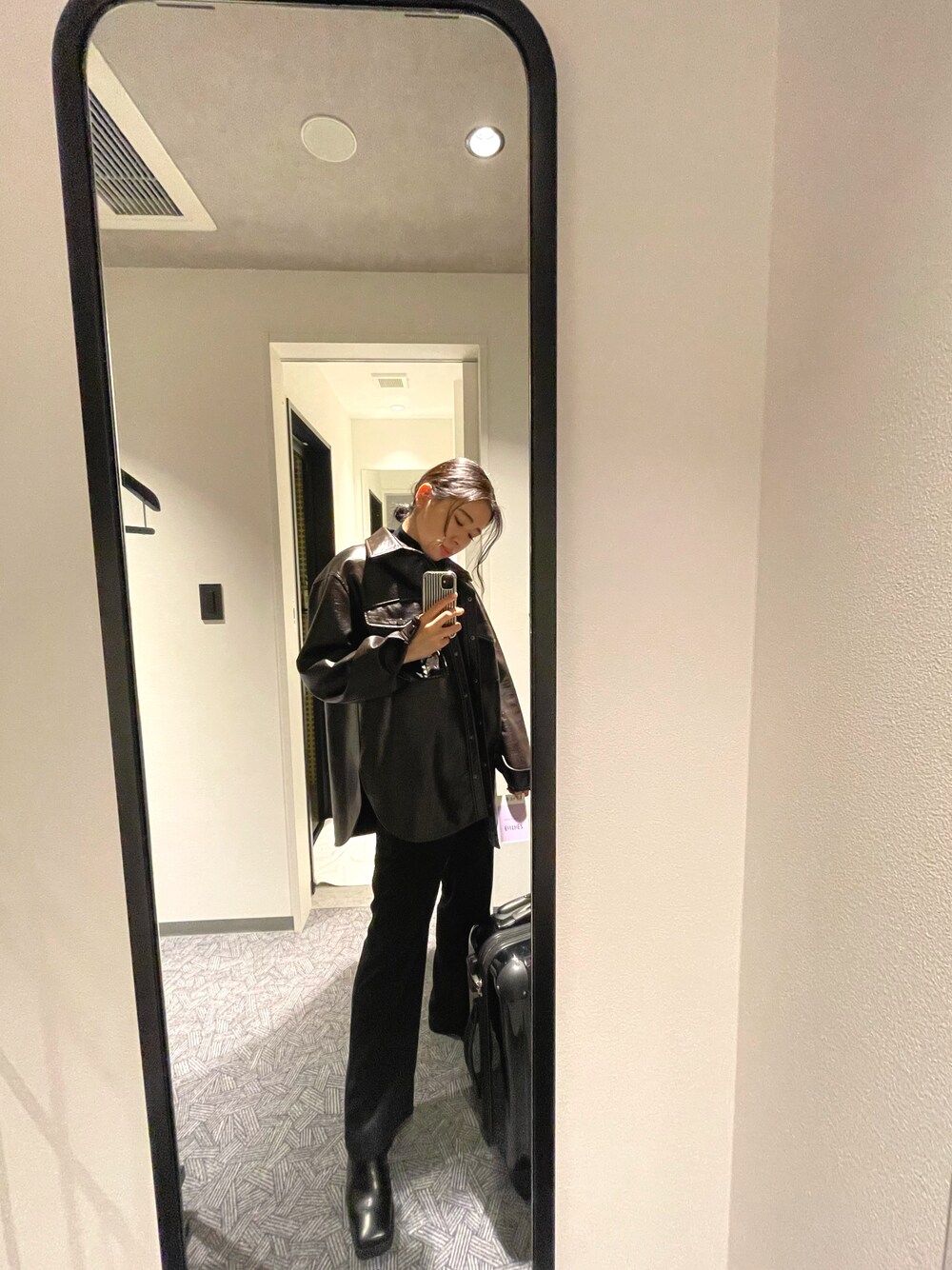 「Urbanoutfitters、black、ブラックコーデ、BROWN、simple、シンプルコーデ」｜「URBAN OUTFITTERSのアイテム（ジャケット/アウター、ブラウン系）」を使った、NAOさん（レディース・157cm）の春コーディネートの1枚目の写真