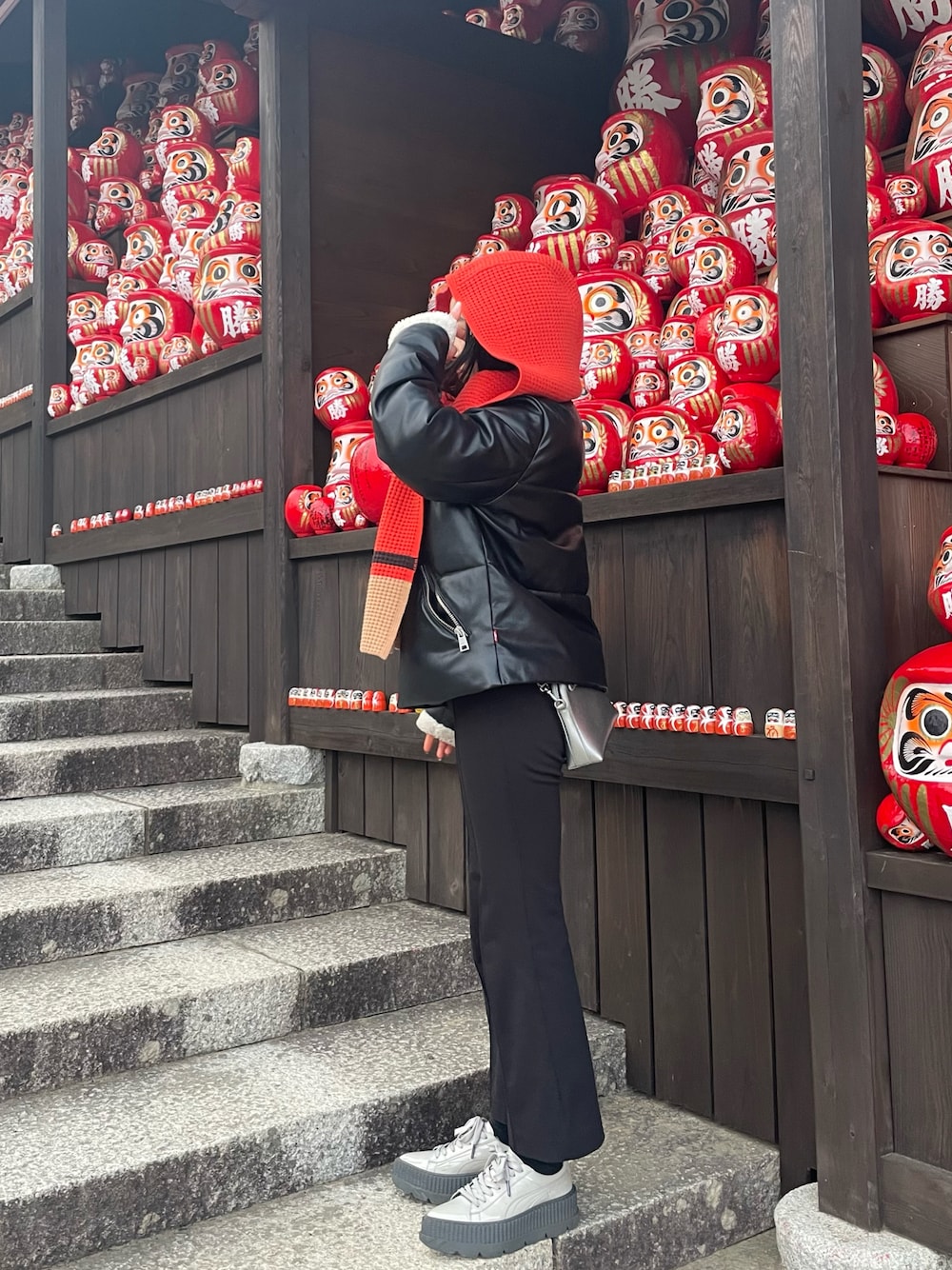 「休日スタイル、シンプルスタイル、冬のコーデ、私の推しブランド、低身長コーデ、冬、おでかけコーデ、カジュアルコーデ、モノトーンコーデ、パンツコーデ、シンプル、ショルダーバッグ、低身長、厚底シューズ、モノトーン」｜「Levi'sのアイテム（ジャケット/アウター、ブラック系）」を使った、NAOさん（レディース・157cm）の冬コーディネートの1枚目の写真