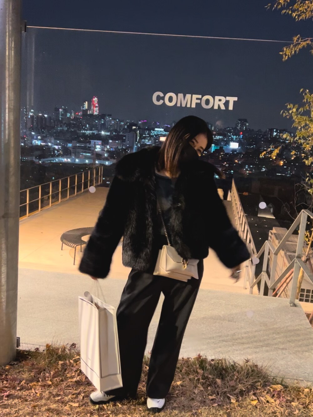 「お出かけコーデ、モノトーン、パンツスタイル、大人コーデ、ワントーンコーデ」｜「STYLENANDAのアイテム（パンツ、グレー系）」を使った、NAOさん（レディース・157cm）の冬コーディネートの1枚目の写真