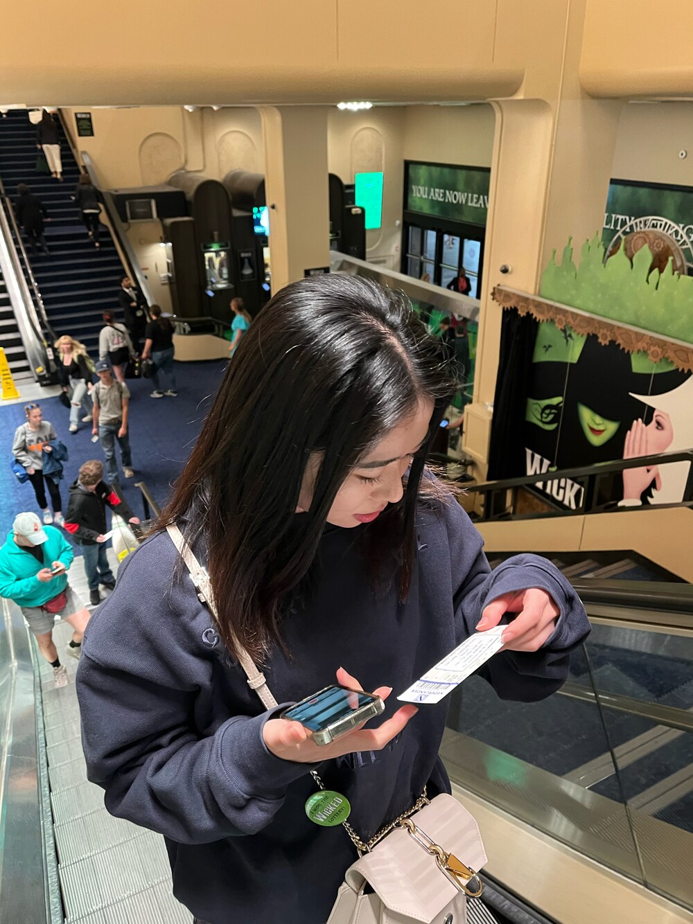 「休日スタイル、newyork、シンプルコーデ、トレーナー、シンプル、シンプルスタイル、オーバーサイズ、ラクチンコーデ、メンズライク、カジュアル、ストリート」｜「comfortのアイテム（スウェット、ブルー系）」を使った、NAOさん（レディース・157cm）の夏コーディネートの1枚目の写真