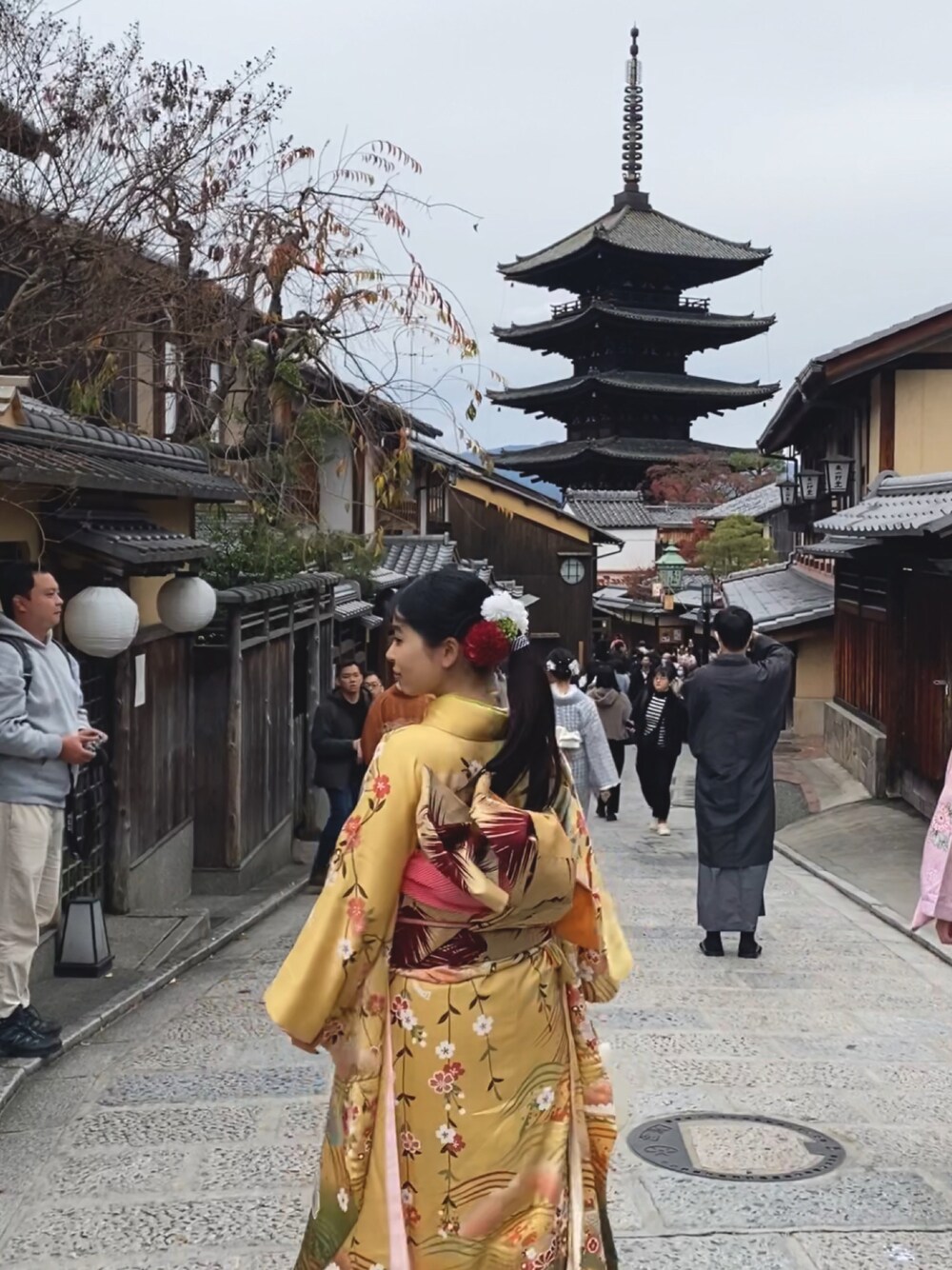 「振袖、着物、kyoto、京都」｜「VINTAGEのアイテム（着物、イエロー系）」を使った、NAOさん（レディース・157cm）の冬コーディネートの1枚目の写真