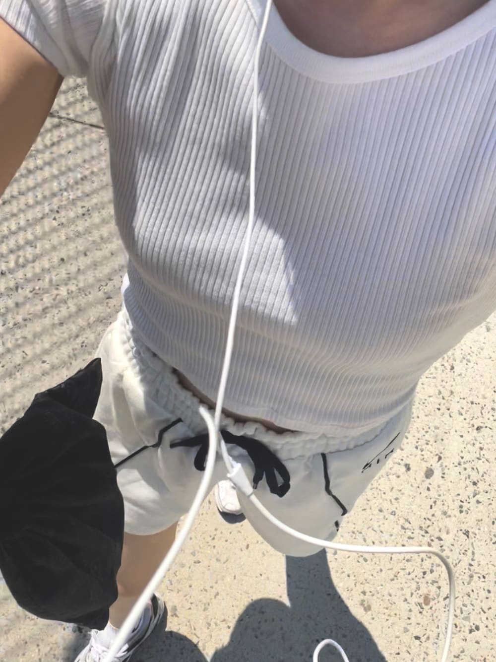 「オールホワイト、ホワイト、nikeair、夏コーデ、夏、ootd、NIKE、nikeコーデ、スポーティ、スニーカー、スニーカーコーデ」｜「NIKEのアイテム（その他パンツ、ホワイト系）」を使った、NAOさん（レディース・157cm）の秋コーディネートの1枚目の写真