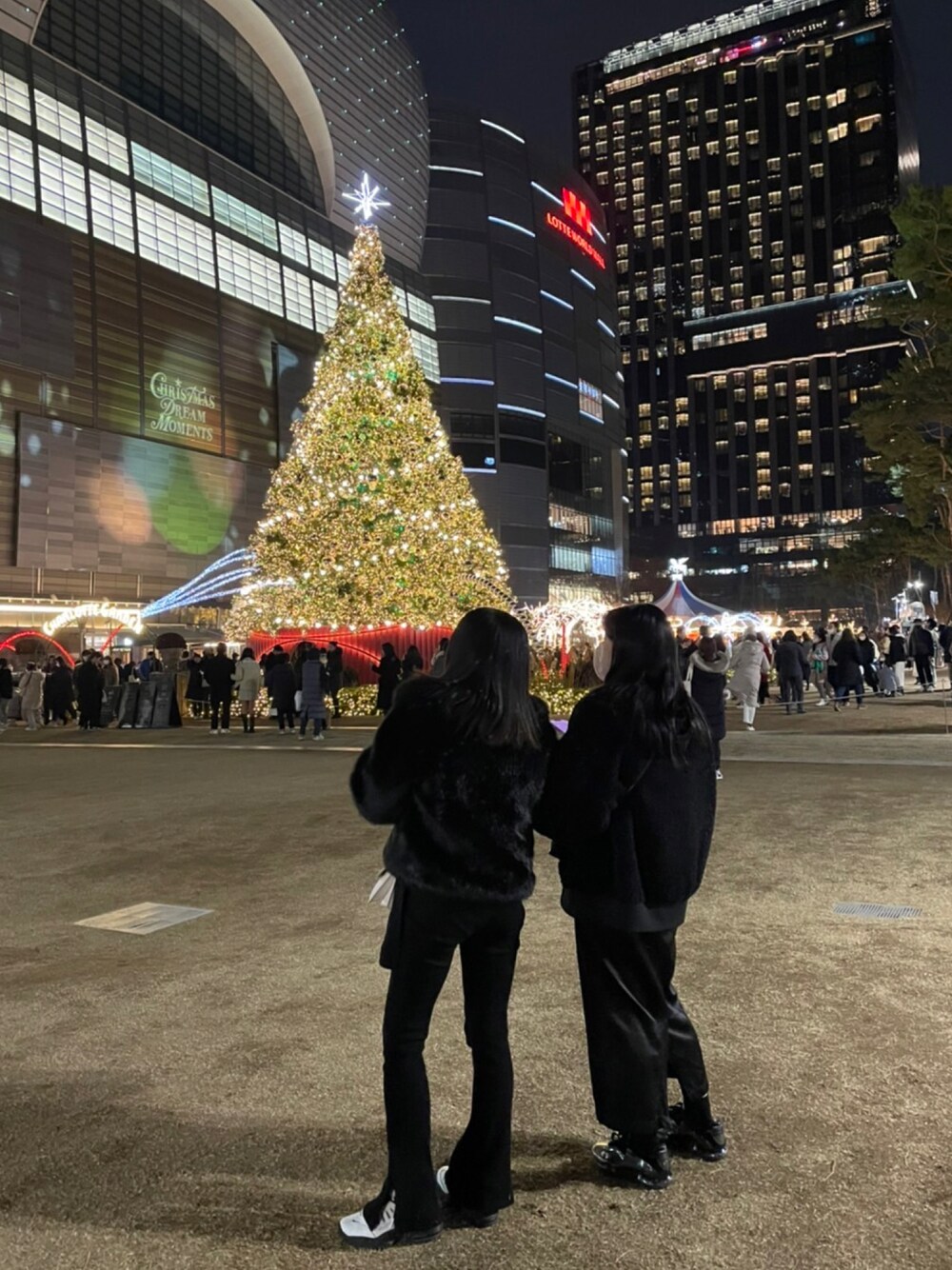 「NIKEのアイテム（スニーカー、ホワイト系）」を使った、NAOさん（レディース・157cm）の冬コーディネートの1枚目の写真