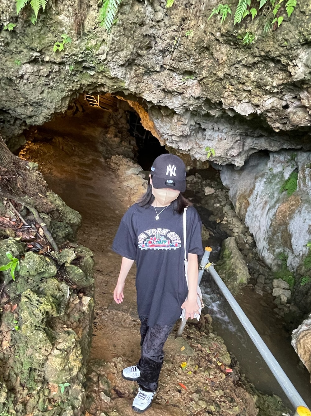 「Tシャツ、Tshirts、CAP、パンツスタイル、カジュアルコーデ、カジュアル、ブラックコーデ、black、メンズライク、ストリート、スニーカー、AMBUSH、未来のWEARISTAプロジェクト、シンプルコーデ、ワントーンコーデ」｜「NIKEのアイテム（スニーカー、ホワイト系）」を使った、NAOさん（レディース・157cm）の秋コーディネートの1枚目の写真