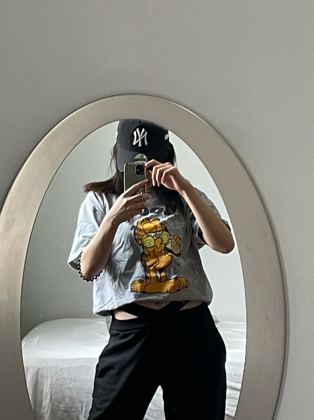 「CAP、グラフィックＴ、キャラT、ラフコーデ、夏、シンプルコーデ、カジュアルコーデ、パンツスタイル、休日スタイル、Tシャツ、ロゴT、スウェットパンツ、NEW ERA、カジュアル、sweatpants」｜「STYLENANDAのアイテム（スウェットパンツ、ブラック系）」を使った、NAOさん（レディース・157cm）の夏コーディネートの1枚目の写真