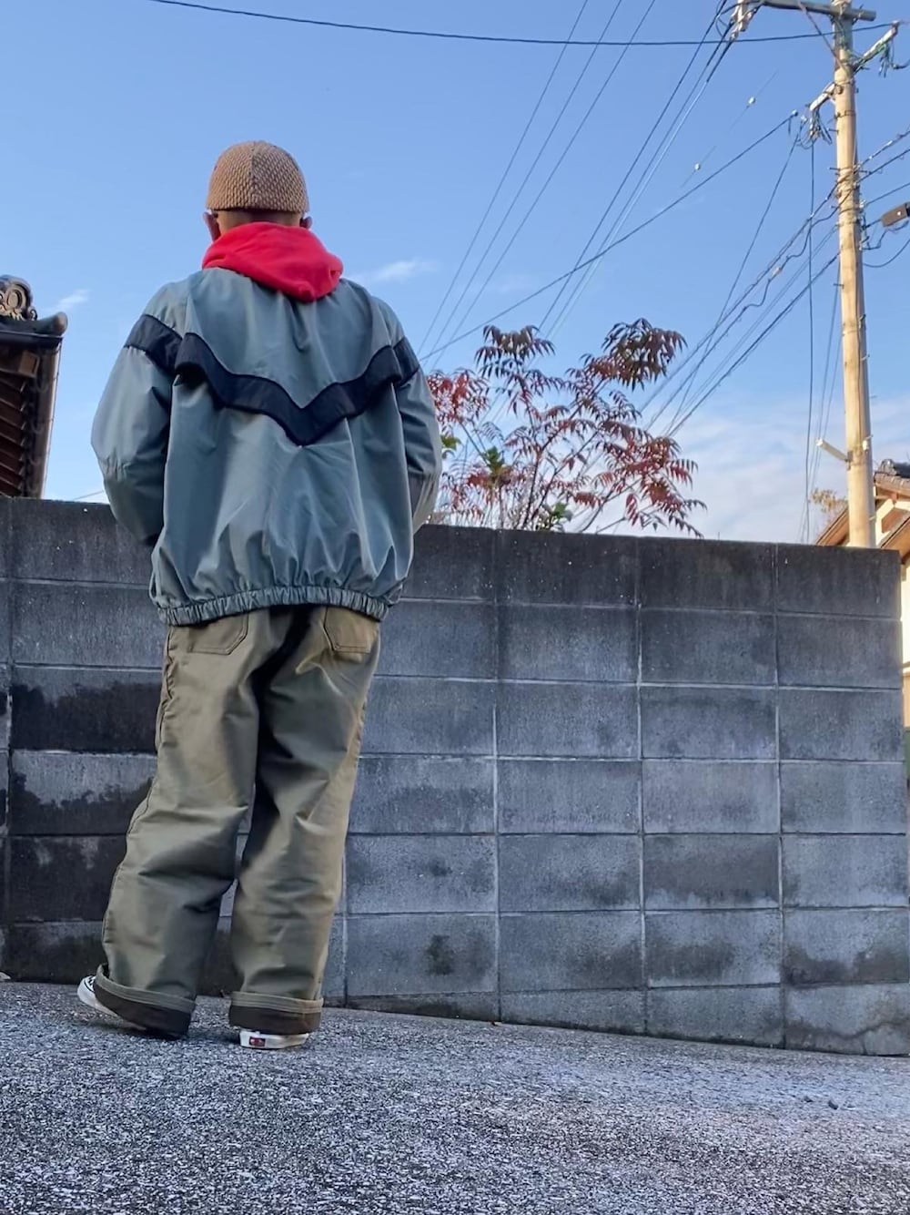 「カジュアル、シンプル、古着MIX、赤、ミリタリーコーデ、ニット帽、古着、アメカジ、パーカー、ミリタリー、IPFU」｜「naturalbicycleのアイテム（ニットキャップ/ビーニー、ベージュ系）」を使った、香月ダイスケさん（メンズ・165cm）の冬コーディネートの1枚目の写真