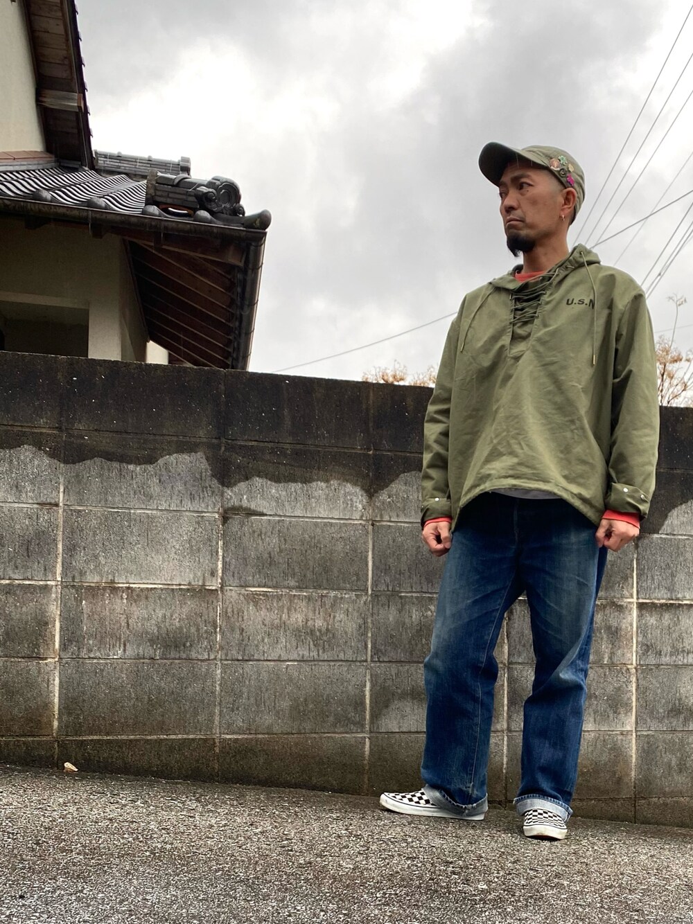 「カジュアルコーデ、シンプルコーデ、デニムコーデ、カーキ、古着MIX、ミリタリー、リーバイス、バンズ、アメカジ、古着、キャップ、レースアップパーカー」｜「Buzz Rickson'sのA-3 メカニックキャップ（キャップ、グリーン系）」を使った、香月ダイスケさん（メンズ・165cm）の春コーディネートの1枚目の写真
