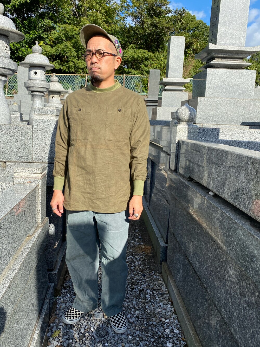 「古着、デニム、ミリタリー、アメカジ、キャップ、秋のコーデ、休日スタイル、スリッポン、古着MIX、メガネ男子、ミリタリージャケット」｜「Buzz Rickson'sのA-3 メカニックキャップ（キャップ、グリーン系）」を使った、香月ダイスケさん（メンズ・165cm）の秋コーディネートの1枚目の写真