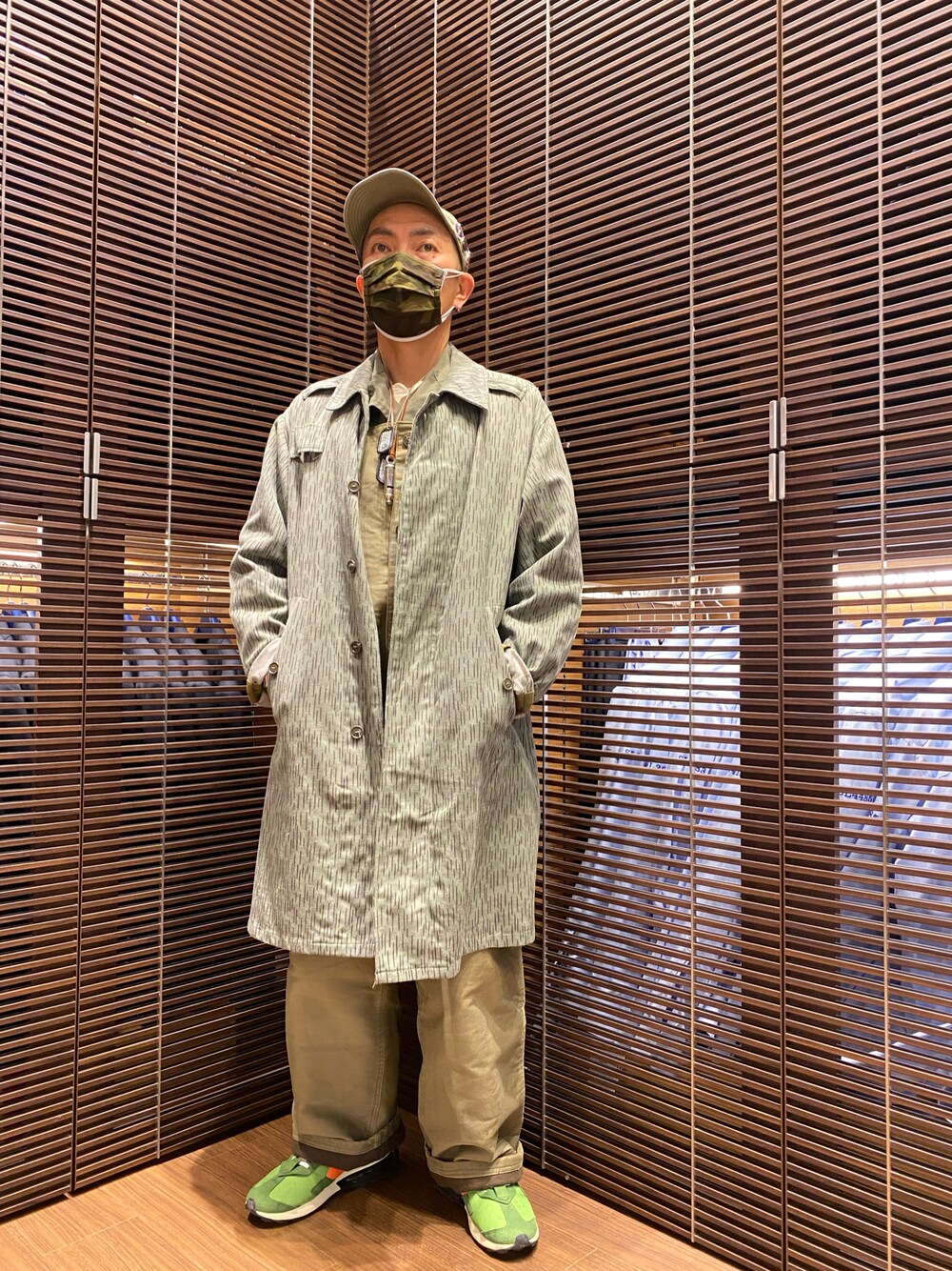 「冬コーデ、休日スタイル、スニーカーコーデ、年末WEAR感謝祭、NIKE、ミリタリー、ミリタリージャケット、アメカジ、キャップ、コート、デッキパンツ」｜「チェコ軍のレインドロップカモM60パーカー（ミリタリージャケット、グリーン系）」を使った、香月ダイスケさん（メンズ・165cm）の冬コーディネートの1枚目の写真