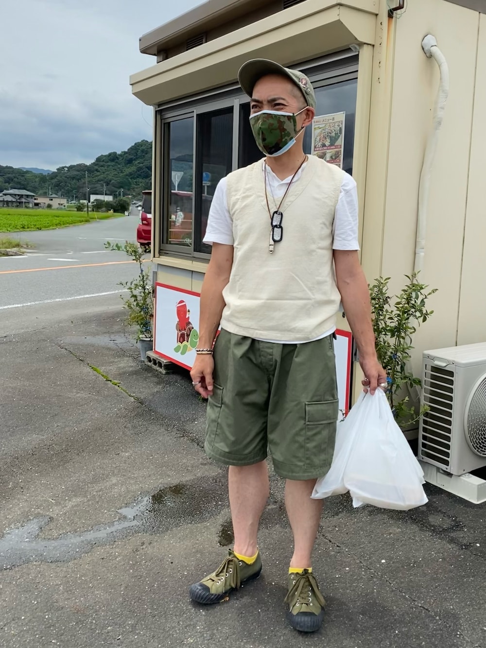 「シンプルコーデ、夏コーデ、ベスト、ショートパンツ、シルバーアクセサリー、アメカジ、ハーフパンツ、ミリタリー、ミリカジ、キャップ」｜「UNIQLOのスラブヘンリーネックT（半袖）（Tシャツ/カットソー、ホワイト系）」を使った、香月ダイスケさん（メンズ・165cm）の夏コーディネートの1枚目の写真