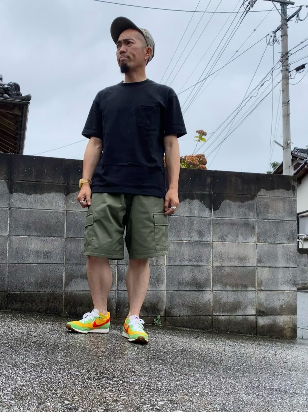 「休日スタイル、アメカジ、ショートパンツ、ミリタリー、ユニクロ、ポケットＴシャツ、NIKE、スニーカー、キャップ」｜「UNIQLOのMEN ビッグシルエットポケ付きT（半袖）（Tシャツ/カットソー、ブラック系）」を使った、香月ダイスケさん（メンズ・165cm）の夏コーディネートの1枚目の写真