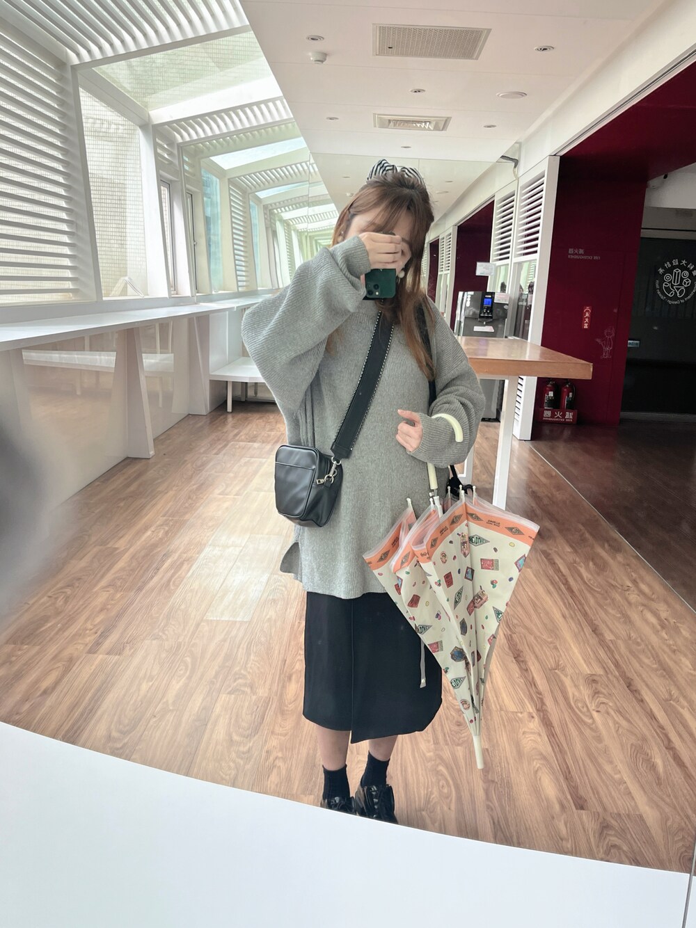「HAREのアイテム（ショルダーバッグ、ブラック系）」を使った、迷Mir /。daily stylさん（レディース・162cm）の冬コーディネートの1枚目の写真