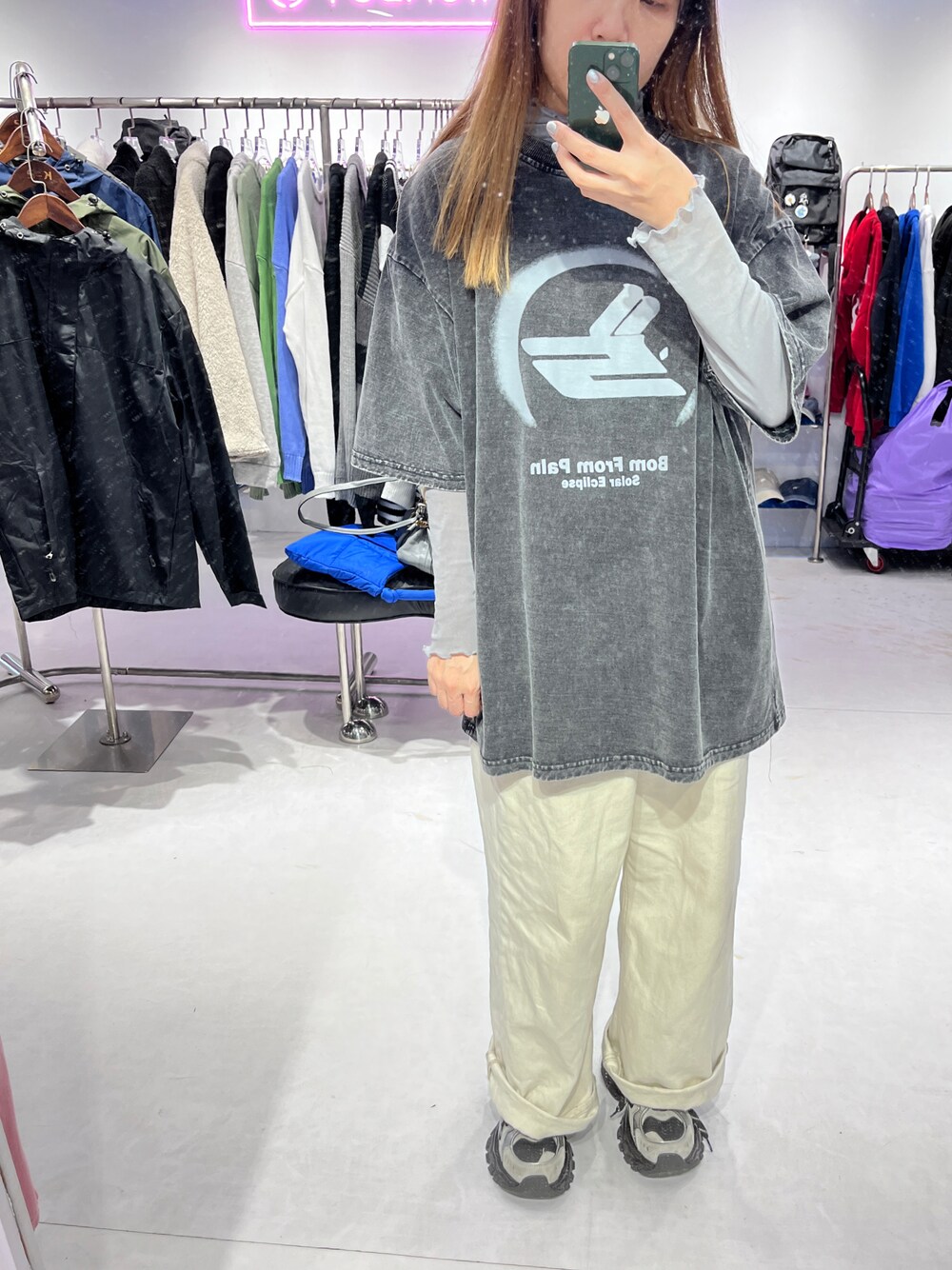 「NETのアイテム（チノパンツ、ベージュ系）」を使った、迷Mir /。daily stylさん（レディース・162cm）の春コーディネートの1枚目の写真