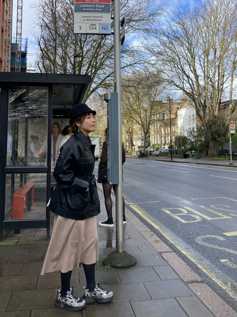 「pailailiのアイテム（スニーカー、シルバー系）」を使った、迷Mir /。daily stylさん（レディース・162cm）の春コーディネートの1枚目の写真