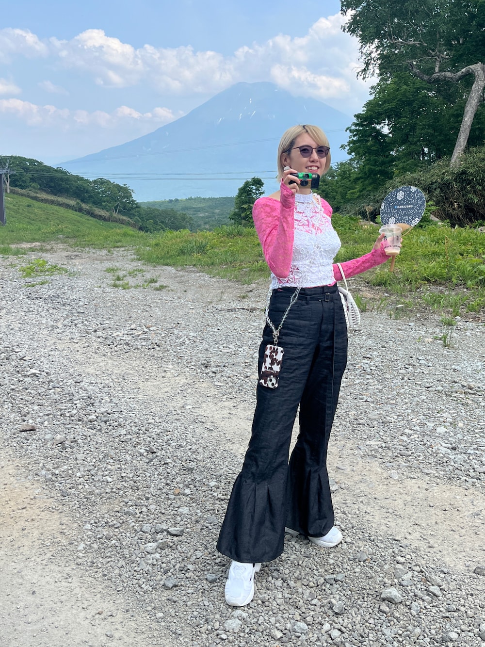 「旅行コーデ、旅行スタイル、きれいめコーディネート、キレイめカジュアル、レーストップス、シースルー、デニムパンツ、デニム、デニムコーデ、スニーカーコーデ、白スニーカー、古着MIX、古着、ビスチェ×デニム、コルセット」｜「yaeの2way lace top／2wayレーストップス（Tシャツ/カットソー、ピンク系）」を使った、たまんさ。さん（レディース・165cm）の夏コーディネートの1枚目の写真