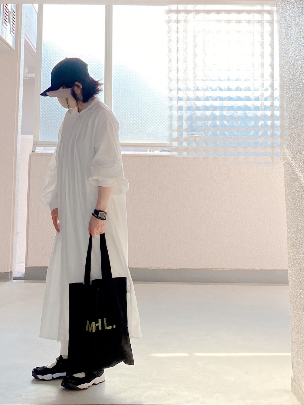 「春服、楽チンコーデ、ワンピーススタイル、お洒落さんとつながりたい、白ワンピース、GU、シンプル、ナチュラル、キャップ」｜「NIKEの【NIKE】AIR RIFT BR（サンダル、ブラック系）」を使った、c_o_c_oさん（レディース・158cm）の春コーディネートの1枚目の写真
