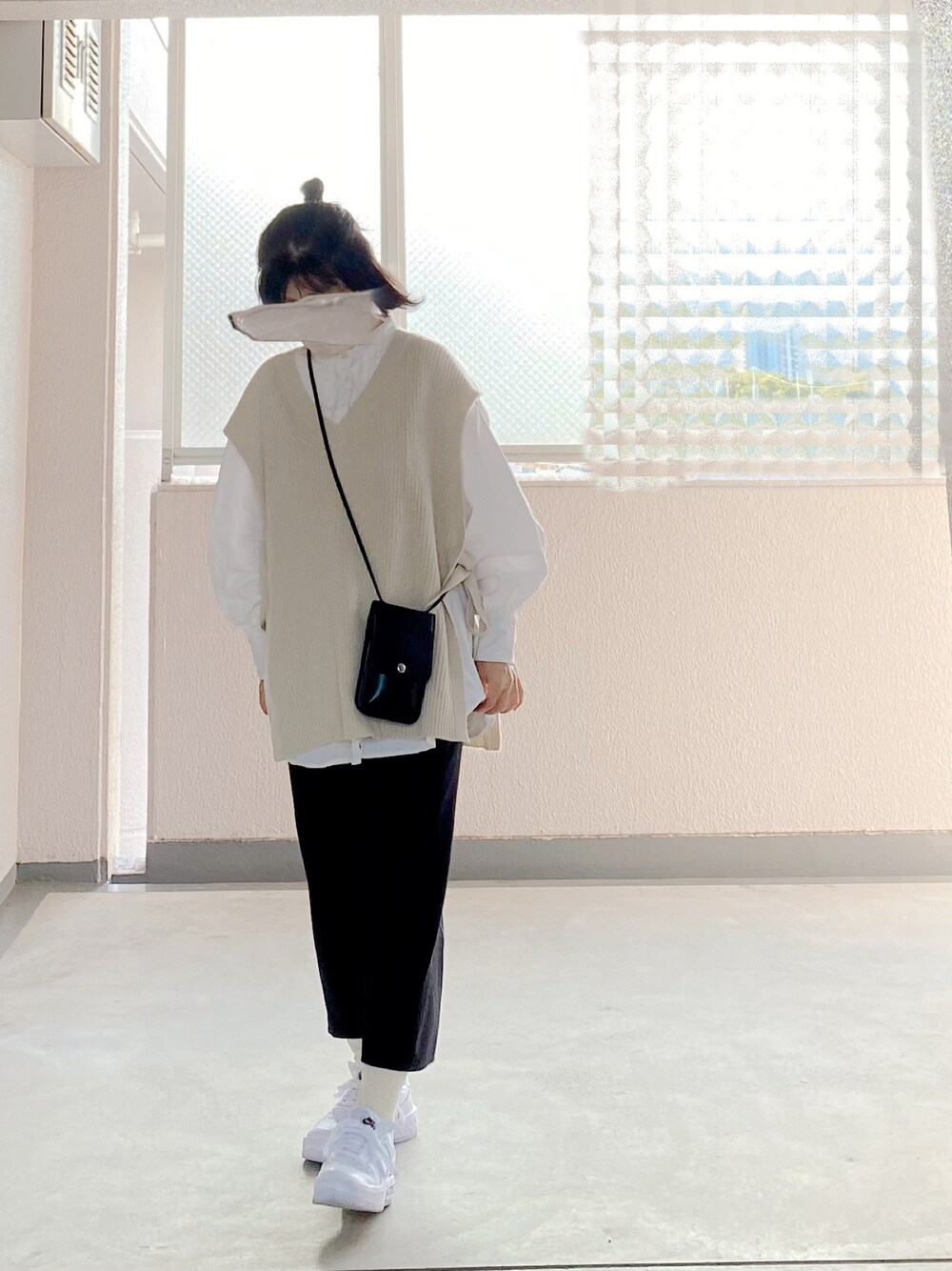 「秋冬、白スニーカー、シンプル、ナチュラル、おしゃれさんと繋がりたい、ミニショルダー、ロングスカート」｜「UNIQLOのアイテム（スカート、ブラック系）」を使った、c_o_c_oさん（レディース・158cm）の秋コーディネートの1枚目の写真
