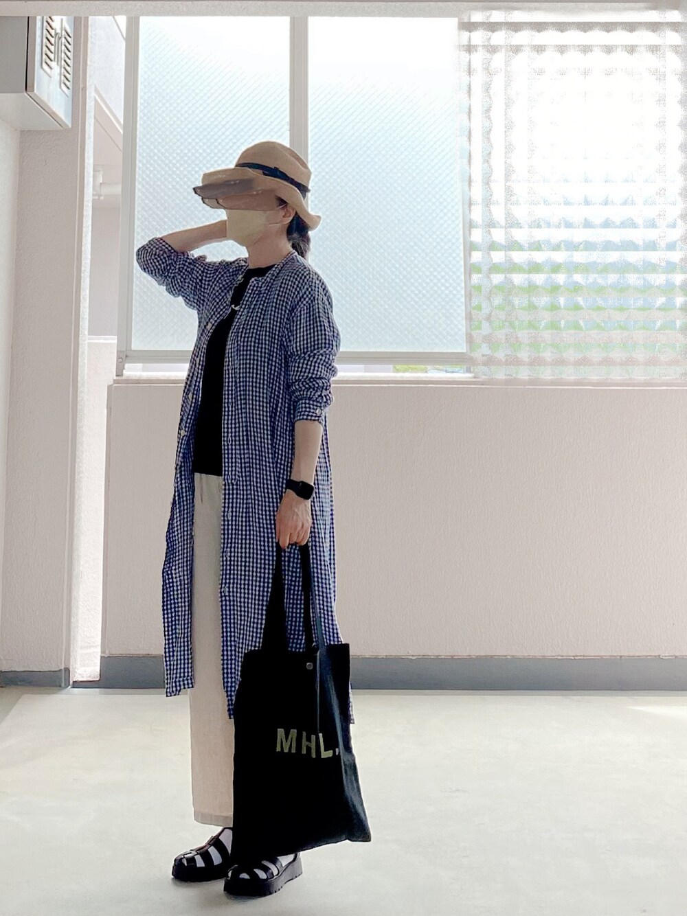 「カジュアルコーデ、シャツワンピ、ワンピース、サンダル、トートバッグ、シンプル、ootd、パンツスタイル、おしゃれさんと繋がりたい」｜「MHL.のアイテム（トートバッグ、ブラック系）」を使った、c_o_c_oさん（レディース・158cm）の春コーディネートの1枚目の写真