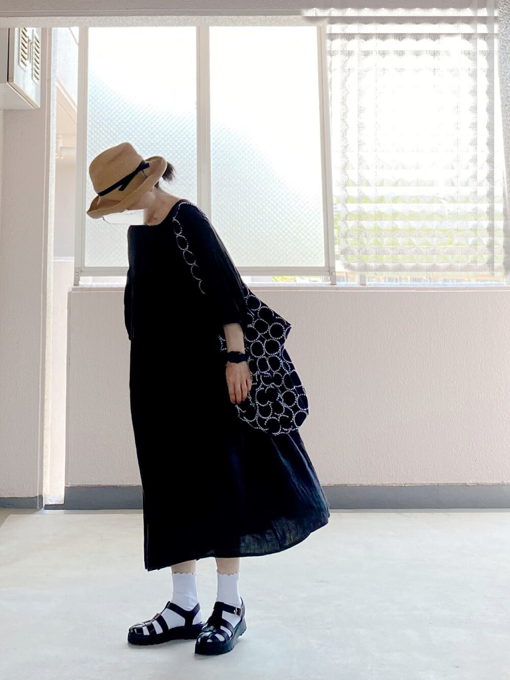 「黒、シンプル、グルカサンダル、ワンピース、おしゃれさんと繋がりたい、ナチュラル、麦わら帽子」｜「GUのアイテム（サンダル、ブラック系）」を使った、c_o_c_oさん（レディース・158cm）の春コーディネートの1枚目の写真