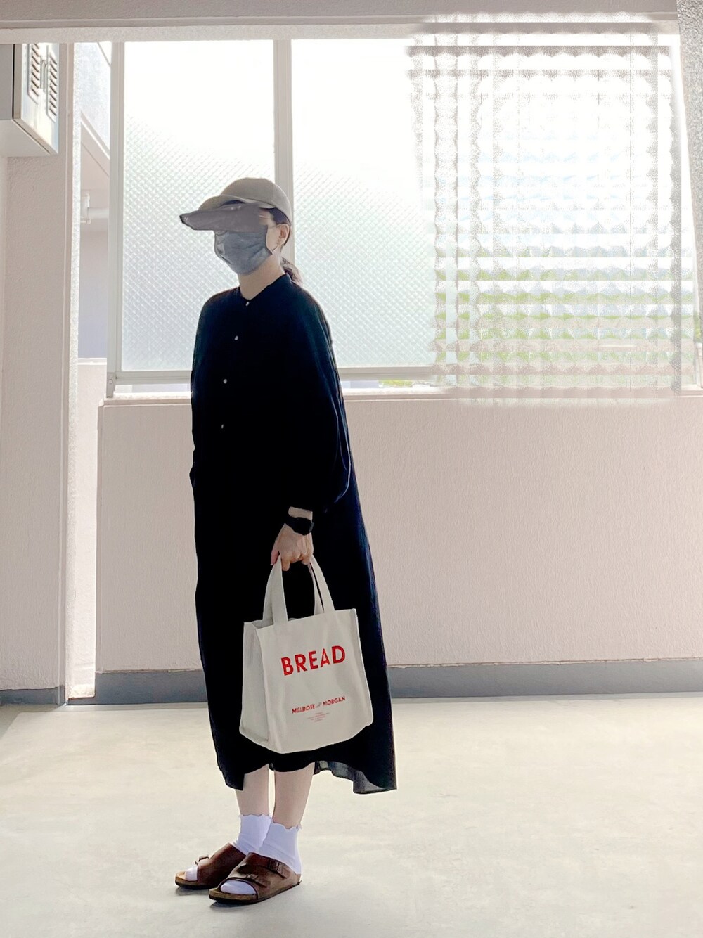 「シンプル、サンダルコーデ、ワンピース、ブラック、ナチュラル、キャップ、おしゃれさんと繋がりたい」｜「MELROSE AND MORGANのアイテム（トートバッグ、ホワイト系）」を使った、c_o_c_oさん（レディース・158cm）の夏コーディネートの1枚目の写真