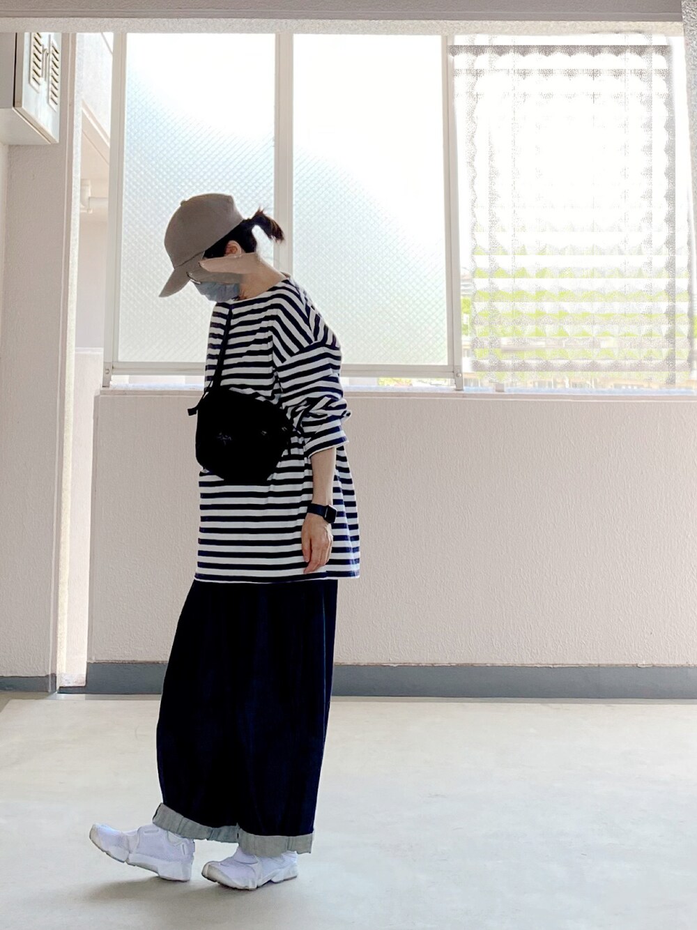 「休日スタイル、アウトドアスタイル、パンツスタイル、スニーカー、はるコーデ、ナチュラル、ootd、オーバーサイズ、シンプル、おしゃれさんと繋がりたい」｜「ARC'TERYXのアイテム（ボディバッグ/ウエストポーチ、ブラック系）」を使った、c_o_c_oさん（レディース・158cm）の春コーディネートの1枚目の写真