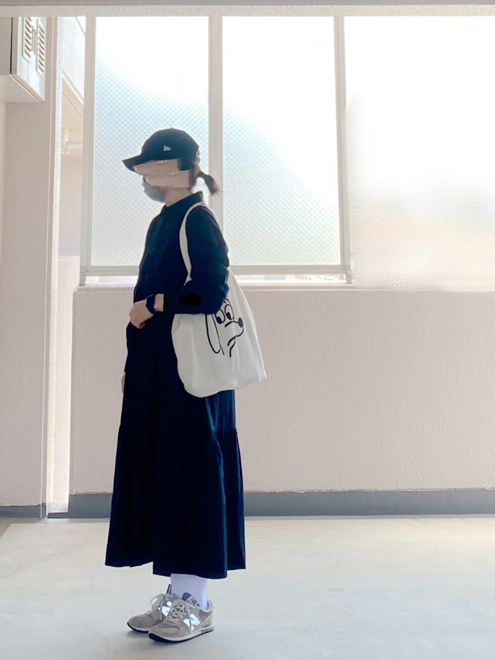 「春コーデ、シンプル、スニーカーコーデ、ootd、ロングワンピース、ワンピース、ナチュラル、おしゃれさんと繋がりたい、休日スタイル」｜「NEW ERAのアイテム（キャップ、ブラック系）」を使った、c_o_c_oさん（レディース・158cm）の春コーディネートの1枚目の写真