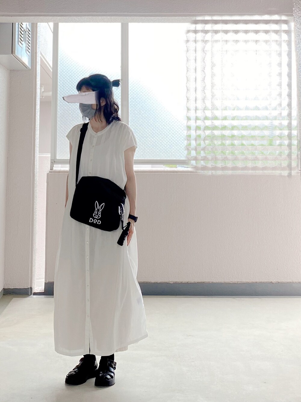 「ロングワンピース、夏コーデ、ootd、モノトーンコーデ、グルカサンダル、ホワイト、シンプル、ナチュラル、おしゃれさんと繋がりたい、ハーフアップ」｜「DODのアイテム（ショルダーバッグ、ブラック系）」を使った、c_o_c_oさん（レディース・158cm）の夏コーディネートの1枚目の写真