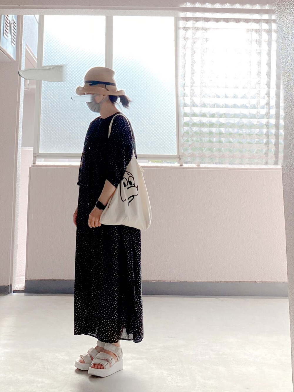「リラックススタイル、夏、ワンピース、シンプル、ナチュラル、おしゃれさんと繋がりたい、トートバッグ、厚底サンダル、麦わら帽子」｜「YAECAのアイテム（トートバッグ、ホワイト系）」を使った、c_o_c_oさん（レディース・158cm）の夏コーディネートの1枚目の写真