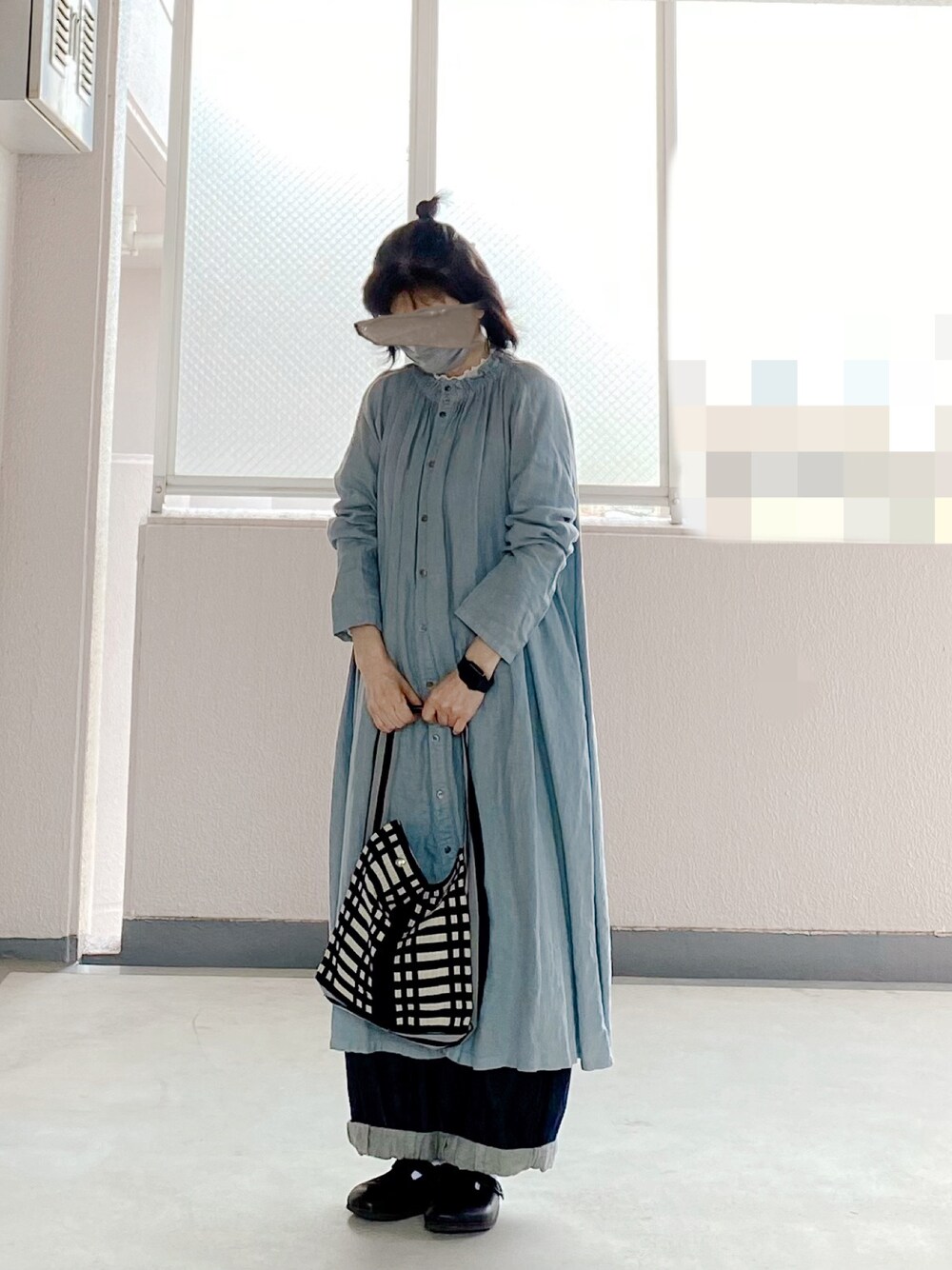 「春、お洒落さんとつながりたい、デニムパンツ、ootd、シンプル、ナチュラル、ハーフアップ、今日のコーデ、おだんごヘアー」｜「Johanna Gullichsenのアイテム（バッグ、ホワイト系）」を使った、c_o_c_oさん（レディース・158cm）の春コーディネートの1枚目の写真