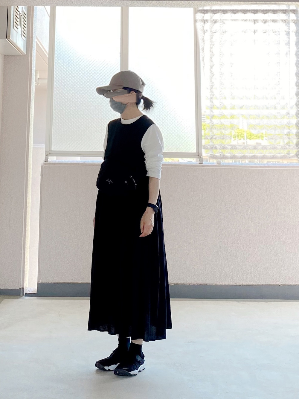 「リラックススタイル、ootd、春夏コーデ、NIKE、白Tシャツ、休日コーデ、シンプル、おしゃれさんと繋がりたい、白黒、キャップ」｜「ARC'TERYXのアイテム（ボディバッグ/ウエストポーチ、ブラック系）」を使った、c_o_c_oさん（レディース・158cm）の春コーディネートの1枚目の写真
