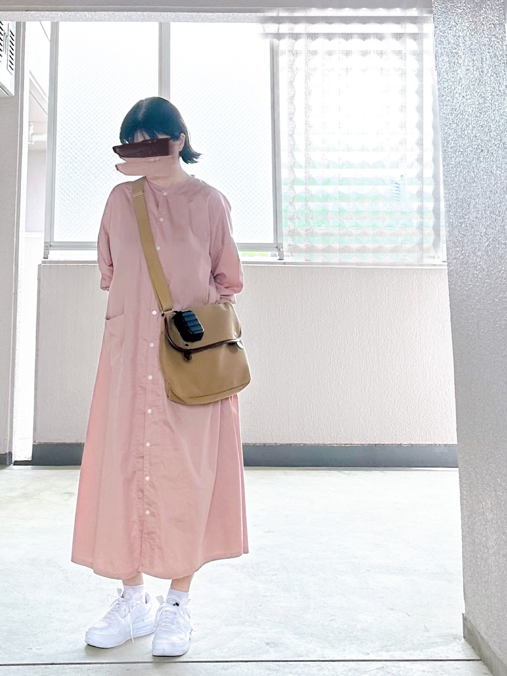 「大人かわいい、ピンク、ラクチンコーデ、ワンピース×スニーカー、シンプル、ミニキャリーケース、ナイキ、ブレディ、ショートボブ、お洒落さんとつながりたい」｜「HARVESTYのアイテム（ワンピース、ピンク系）」を使った、c_o_c_oさん（レディース・158cm）の春コーディネートの1枚目の写真