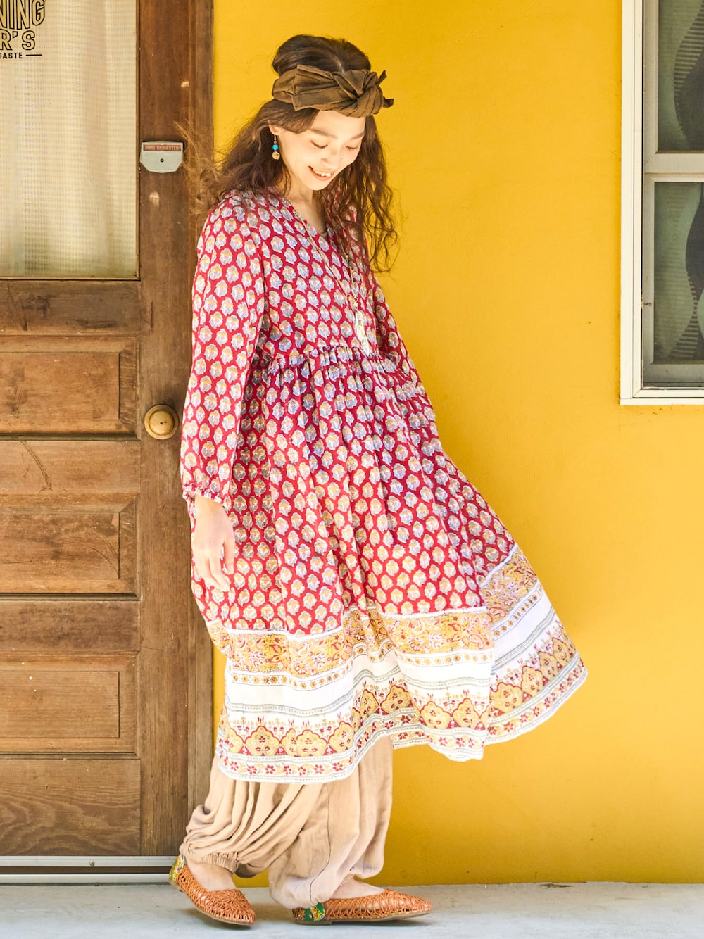 「春服デビュー宣言、春服みてみて、パンツコーデ、レイヤードスタイル、ヘアバンド、オーバーサイズ、カシュクール、２ＷＡＹ、ロングカーディガン、ワンピース、チャイハネ、アミナコレクション、フォークロア、エスニック、春コーデ」｜「チャイハネの【チャイハネ】ブロリカシュクールカーディガン ワンピース 2WAY（カーディガン/ボレロ、レッド系）」を使った、チャイハネSTAFF  amiさん（レディース・164cm）の春コーディネートの1枚目の写真