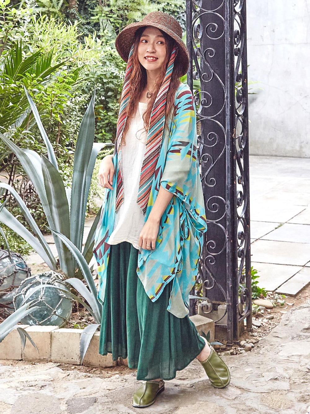 ブルー系のカーディガン/ボレロ、ホワイト系のその他トップス、グリーン系のパンツを着用したレディースの春コーディネートの1枚目の写真