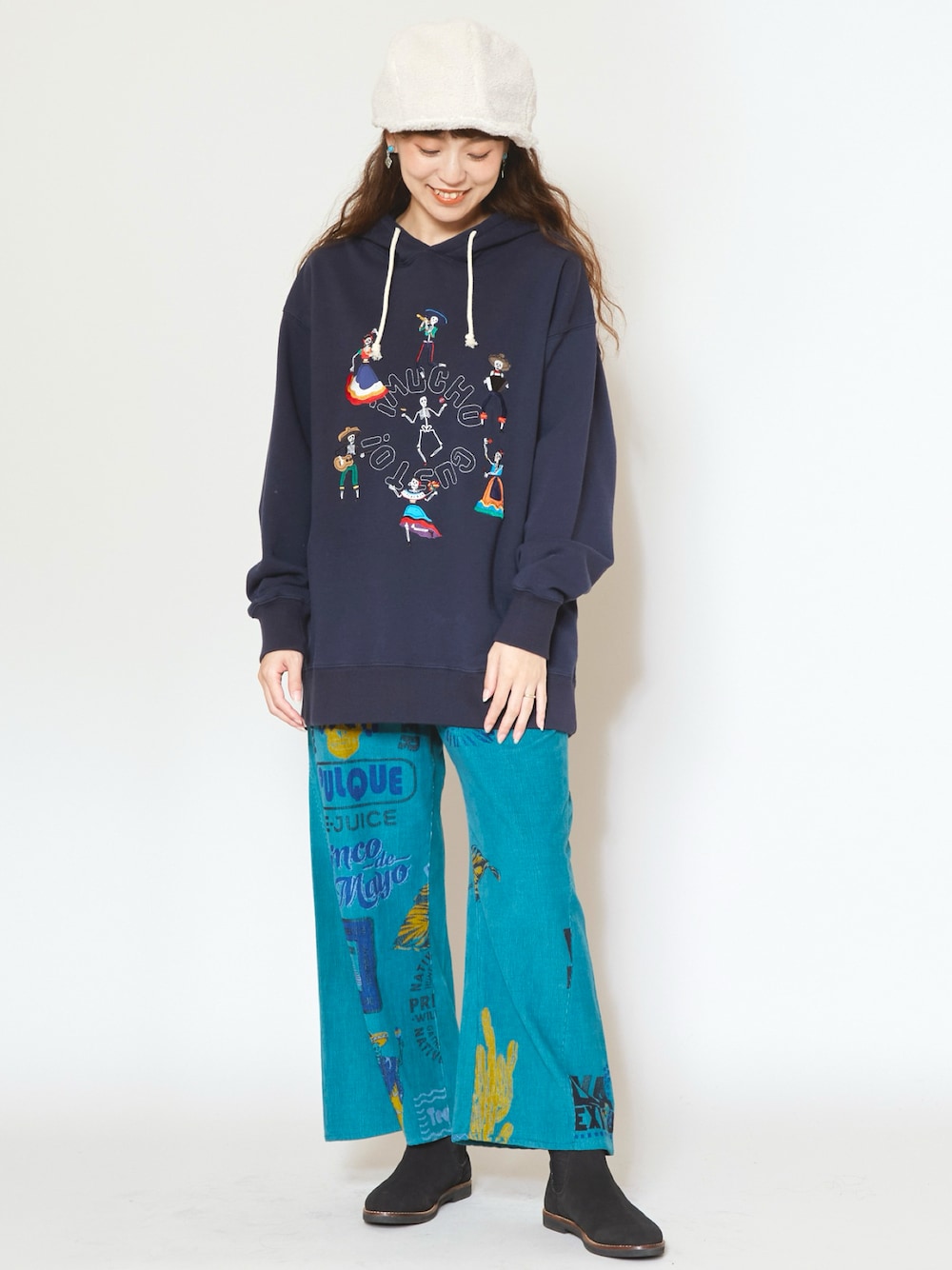 ブルー系のパーカー、ブルー系のその他パンツ、ブラック系のブーツを着用したレディースの秋コーディネートの1枚目の写真