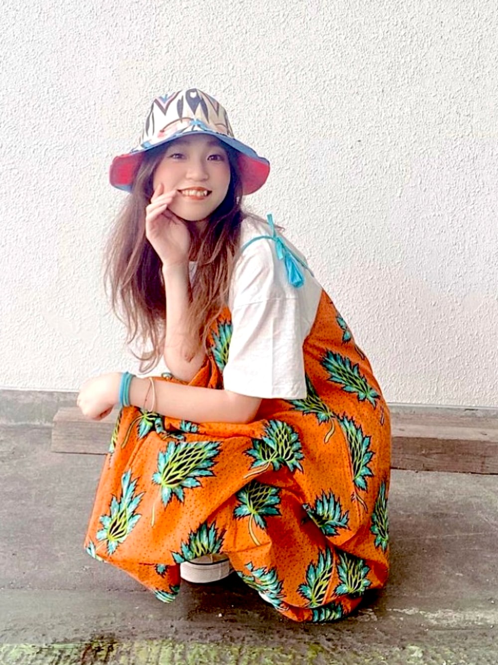 「夏コーデ、キャミワンピ、キャミワンピース、キャミ×Tシャツ、レイヤードスタイル、ハット、リバーシブルハット、オレンジ、アフリカン、フェススタイル、チャイハネ、アミナコレクション、初夏コーデ、休日スタイル」｜「チャイハネの【チャイハネ】キテイジーキャミワンピース（ワンピース、オレンジ系）」を使った、チャイハネSTAFF  amiさん（レディース・164cm）の春コーディネートの1枚目の写真