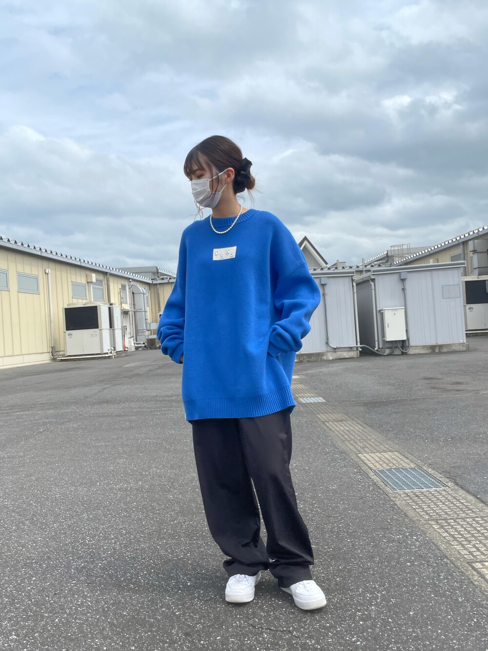 「ニット、カジュアル、秋のコーデ、ストリート、Danke schon、休日スタイル、ootd、ラクチンコーデ、今日のコーデ」｜「DANKE SCHONのDankeSchon/ダンケシェーン/ロゴ刺繍クルーネックニット（ニット/セーター、ブルー系）」を使った、moneさん（レディース・160cm）の秋コーディネートの1枚目の写真