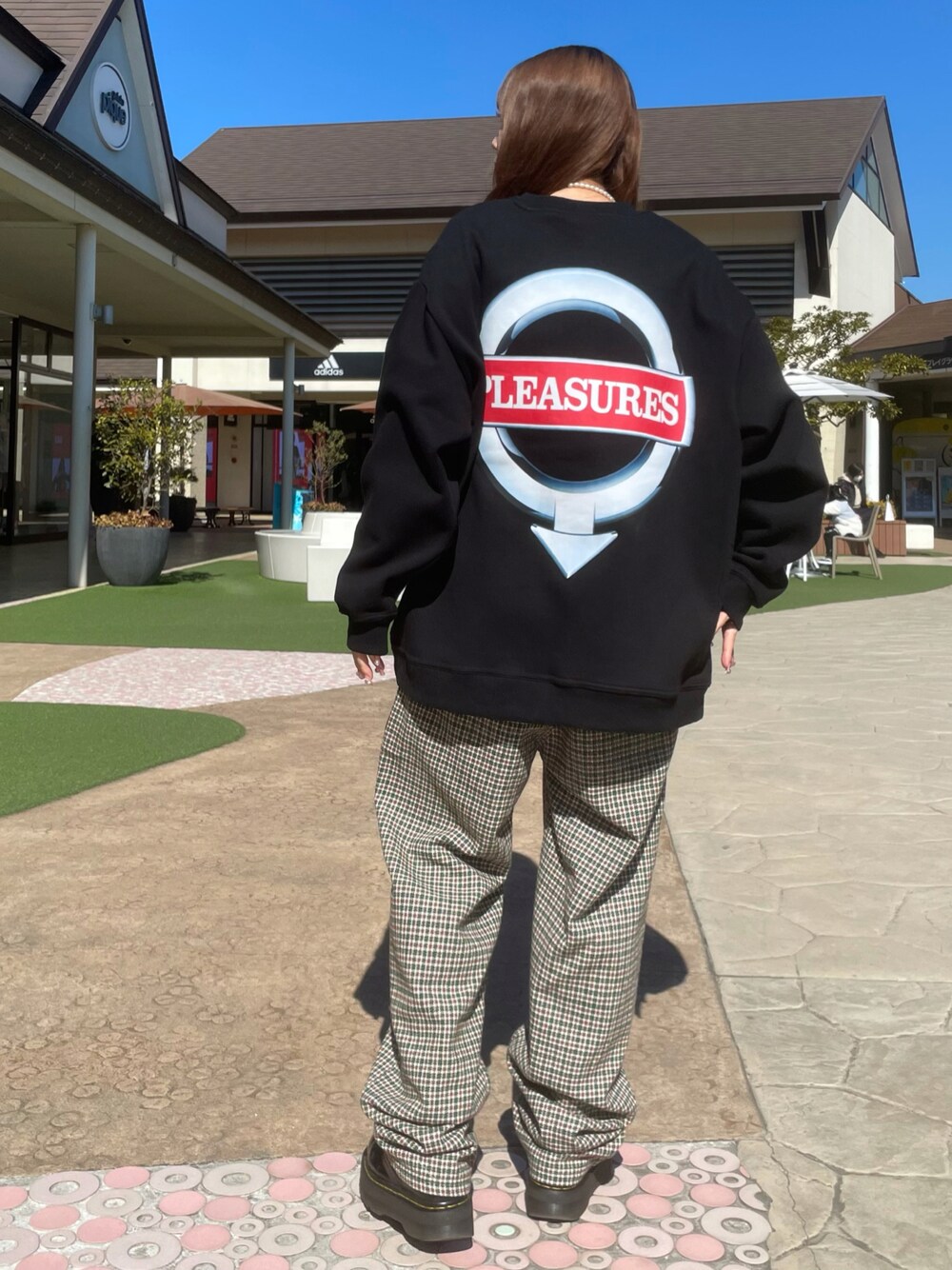 「シンプルコーデ、カジュアル、春、春コーデ、今日のコーデ、休日スタイル、ootd、ラクチンコーデ、ゆるコーデ、ストリート、スケボースタイル」｜「PLEASURESのアイテム（スウェット、ブラック系）」を使った、moneさん（レディース・160cm）の冬コーディネートの1枚目の写真