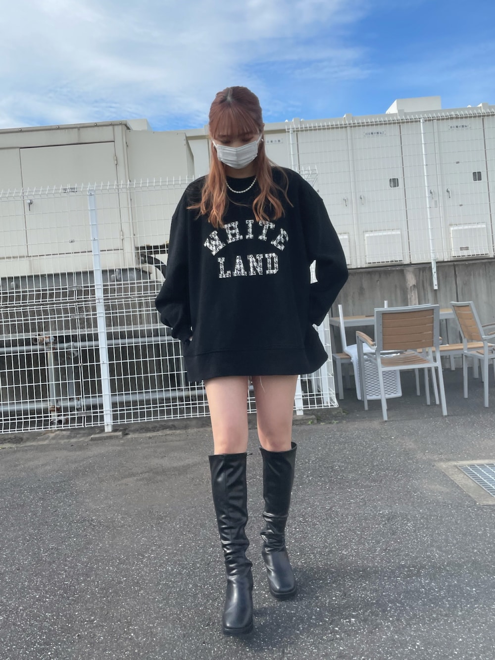 「カジュアル、ロングブーツ、休日スタイル、ラフ、ootd、今日のコーデ、WHITELAND BLACKBURN」｜「WHITELANDの【LAB限定】WHITELAND/ホワイトランド/カレッジロゴスウェット（スウェット、ブラック系）」を使った、moneさん（レディース・160cm）の冬コーディネートの1枚目の写真