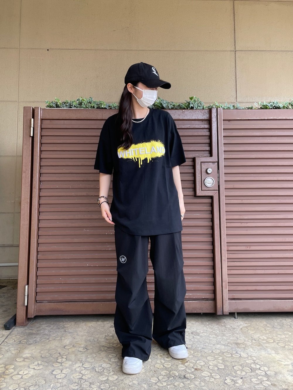 「夏コーデ、休日コーデ、ラフ、今日のコーデ、ワントーンコーデ、パンツスタイル、ootd、whiteland、ストリート」｜「WHITELANDのWHITELAND/ホワイトランド/PLWL　ｽﾌﾟﾚｰﾛｺﾞ　TEE（Tシャツ/カットソー、ブラック系）」を使った、moneさん（レディース・160cm）の夏コーディネートの1枚目の写真