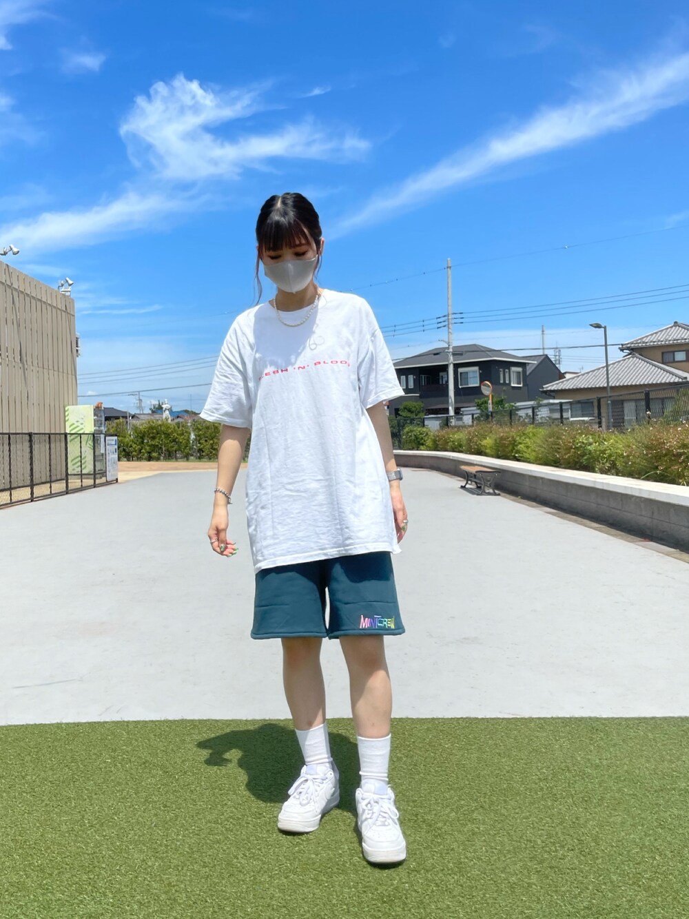 「カジュアル、ootd、今日のコーデ、休日スタイル、LHP、ハーフパンツ、夏コーデ、ラフ、ストリート、mintcrew」｜「MINTCREWのMINTCREW/ミントクルー/SWEAT SHORTS/スウェットショーツ（スウェットパンツ、グリーン系）」を使った、moneさん（レディース・160cm）の夏コーディネートの1枚目の写真
