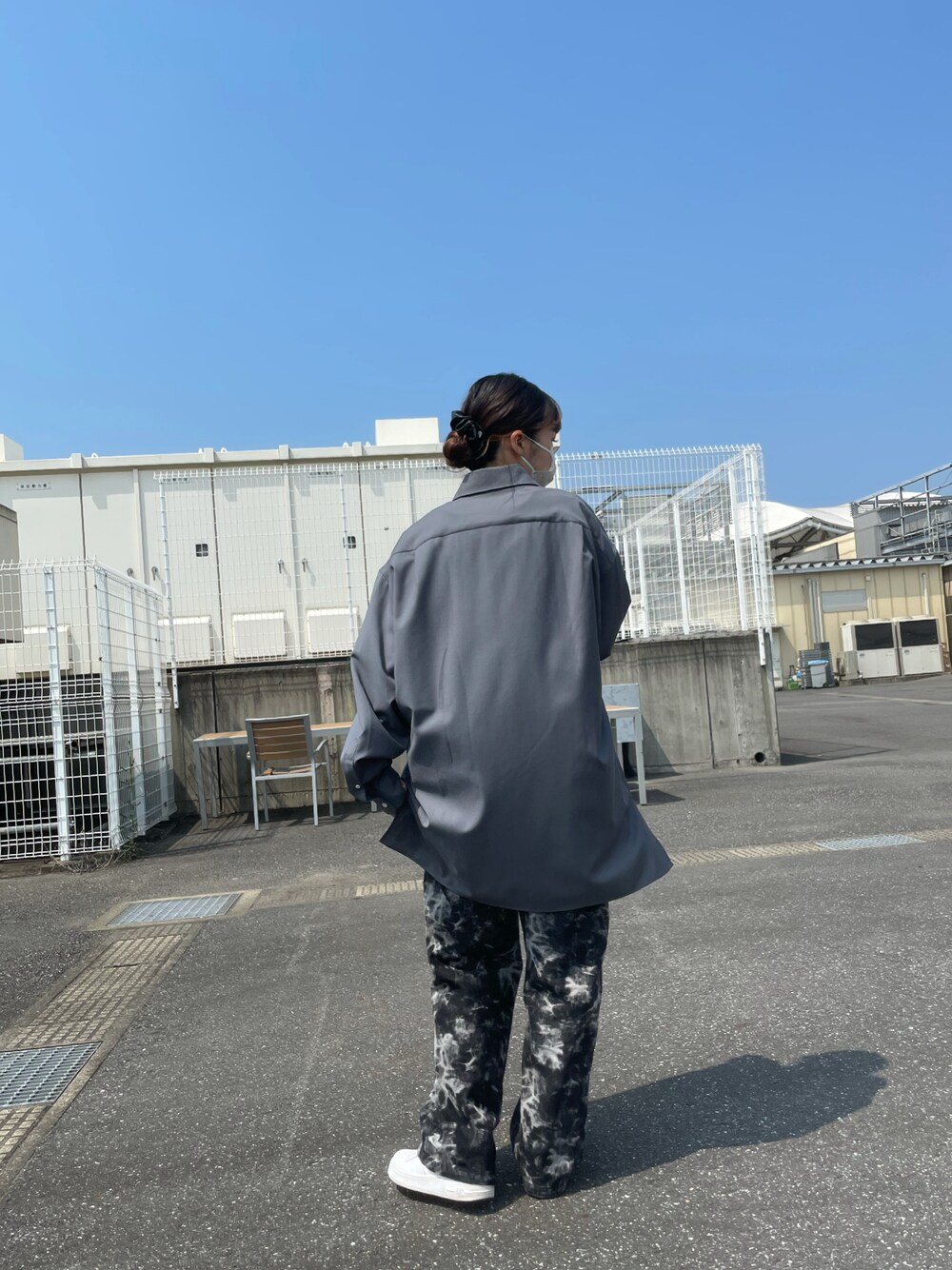 「シンプルコーデ、カジュアルコーデ、ootd、シャツスタイル、今日のコーデ、休日スタイル、ラフ」｜「uniformeのアイテム（シャツ/ブラウス、グレー系）」を使った、moneさん（レディース・160cm）の夏コーディネートの1枚目の写真